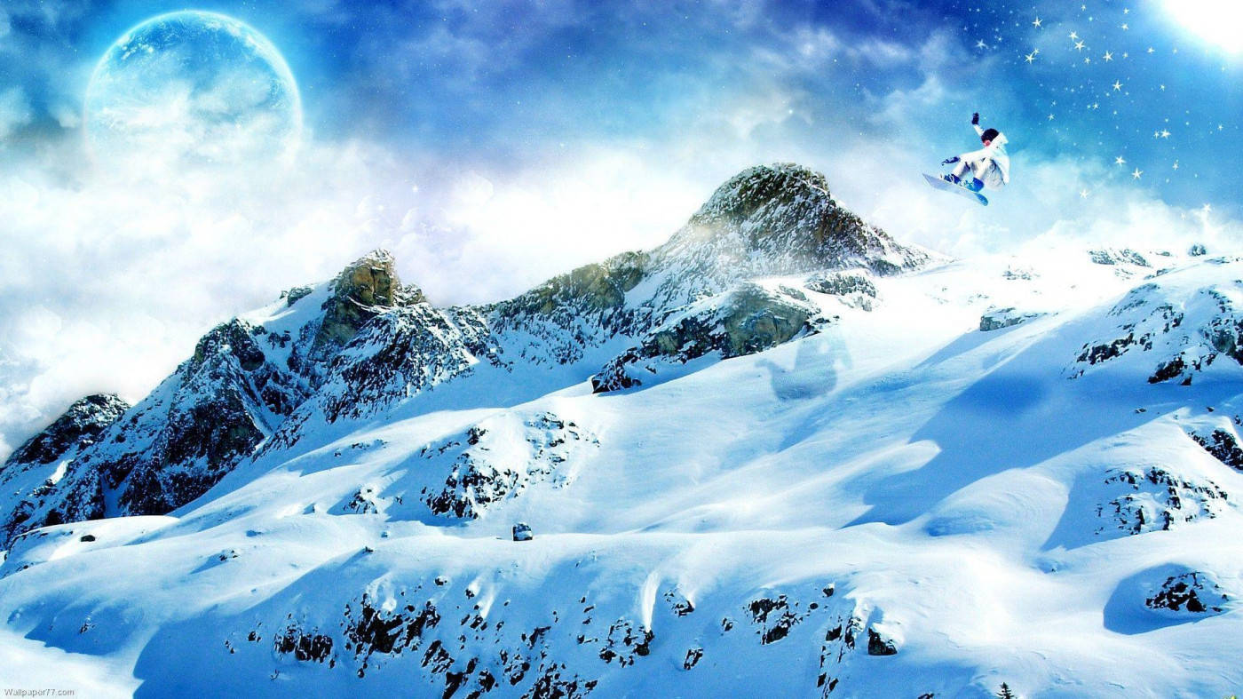 雪 桌布 壁紙 — 一名滑雪板運動員在閃爍的藍色月亮下，飛越星空中的雪山。