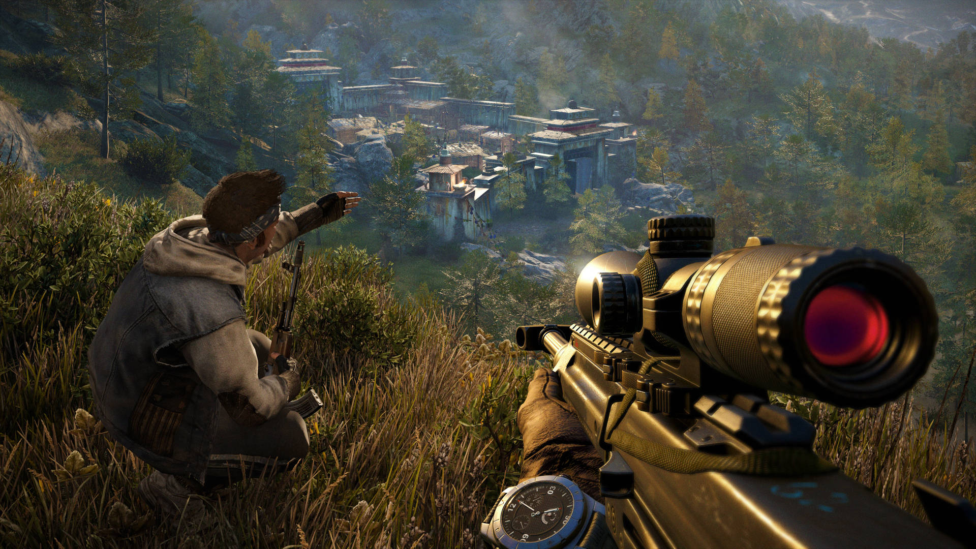 Far Cry 4 FPS 壁紙 — 一名狙擊手蹲在長滿草的山丘上，俯瞰著坐落在森林山谷中的遙遠村莊。