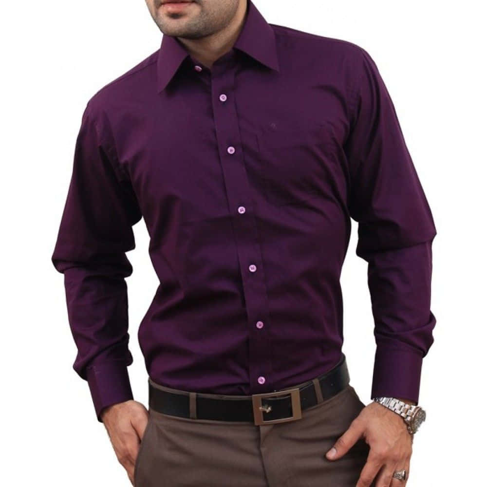 Purple Shirt 桌布 壁紙 — 一名男士穿著一件深紫色襯衫，搭配同色系鈕扣，配以棕色長褲和黑色皮帶，背景為白色。