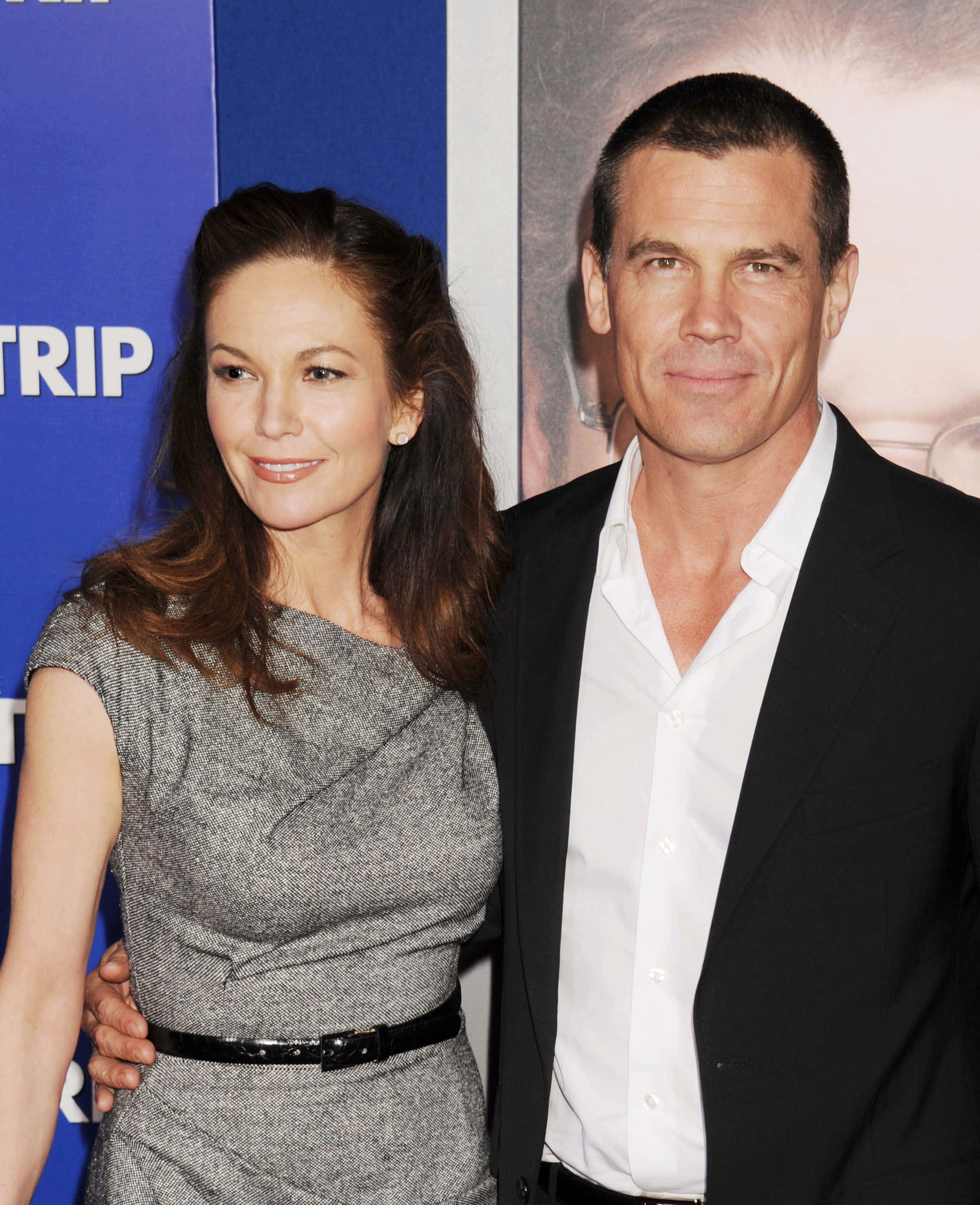 Josh Brolin 桌布 壁紙 — 一名男子和一名女子在電影首映禮上一起擺姿勢，身後有藍色宣傳背景。