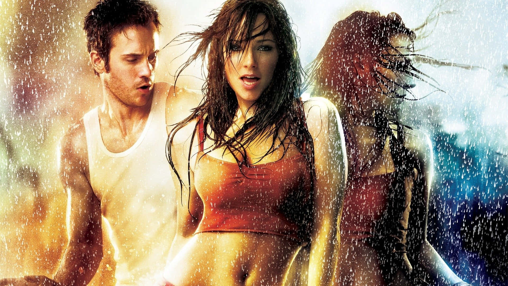 Briana Evigan 桌布 壁紙 — 一名男子和女子站在大雨中，帶有戲劇性的燈光，身後有一個幽靈般的女性身影。