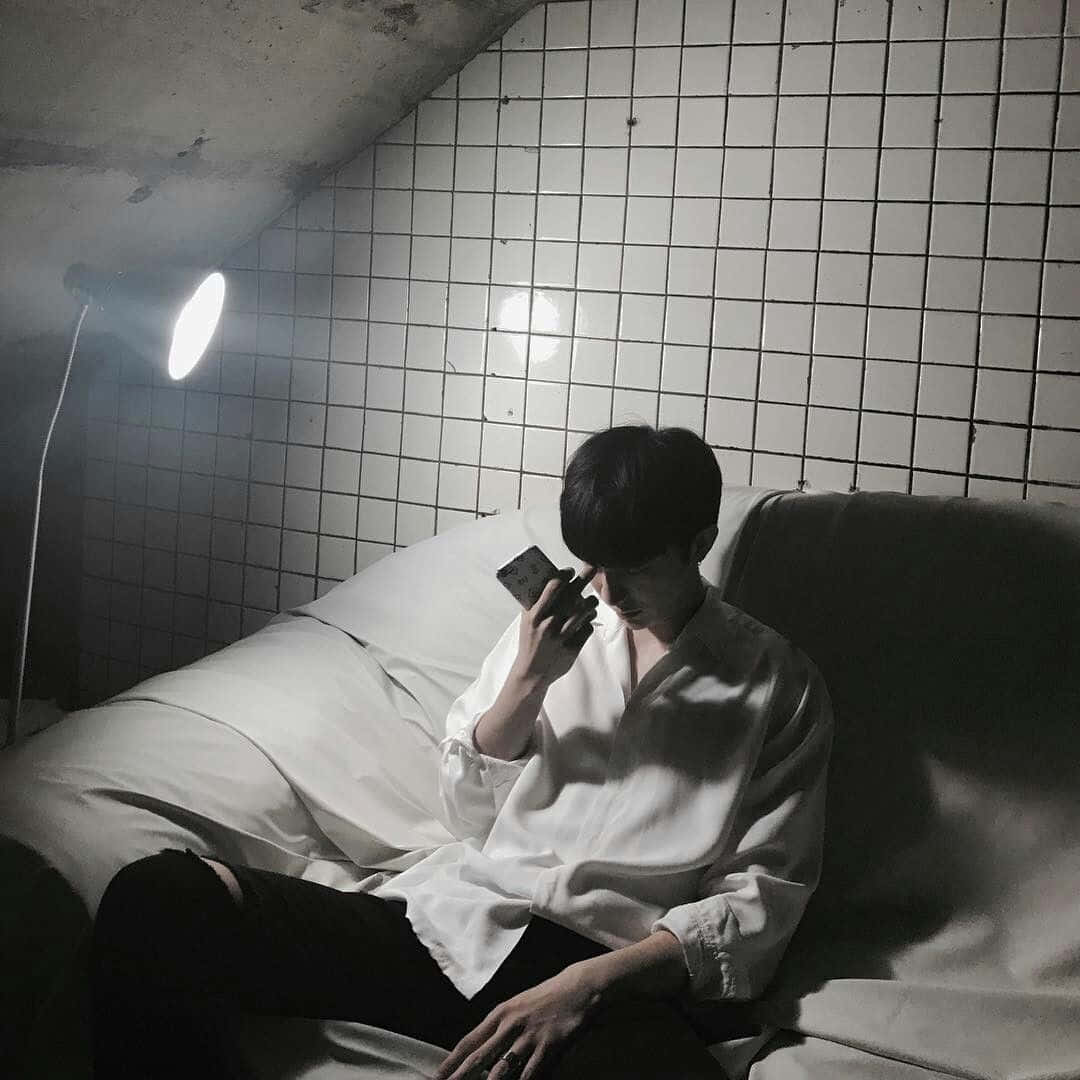 一名男子坐在床上 壁紙