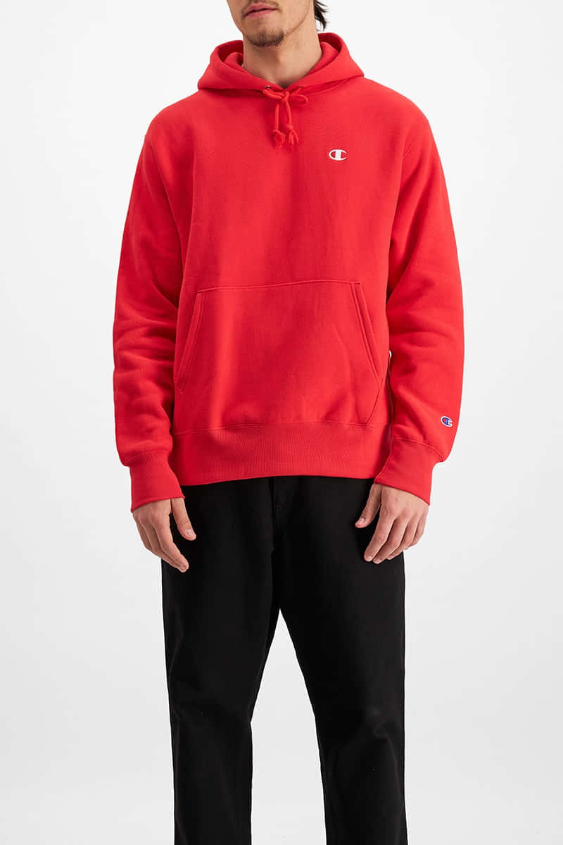 Red Hoodie 桌布 壁紙 — 一名男子穿著一件大膽的紅色Champion連帽衫，帶有白色標誌，背景為純白色。