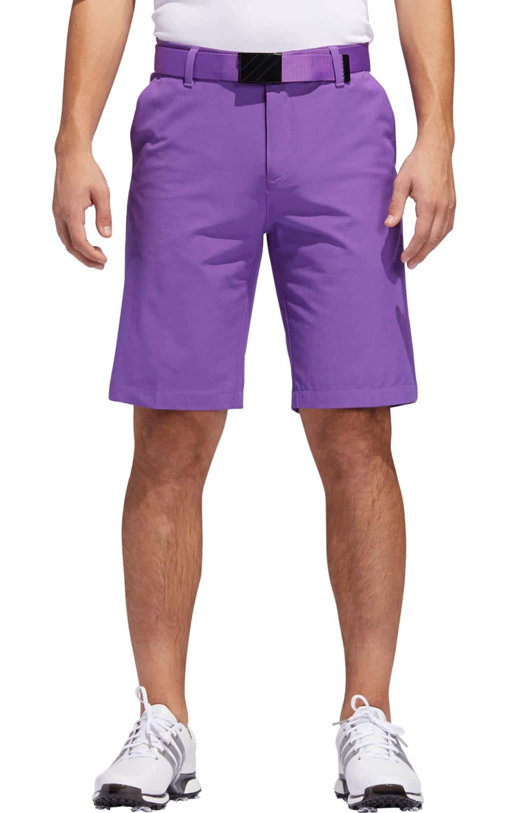 Purple Shorts 桌布 壁紙 — 一名男子穿著鮮豔的紫色高爾夫短褲，搭配黑色皮帶和白色高爾夫球鞋，背景為純白色。