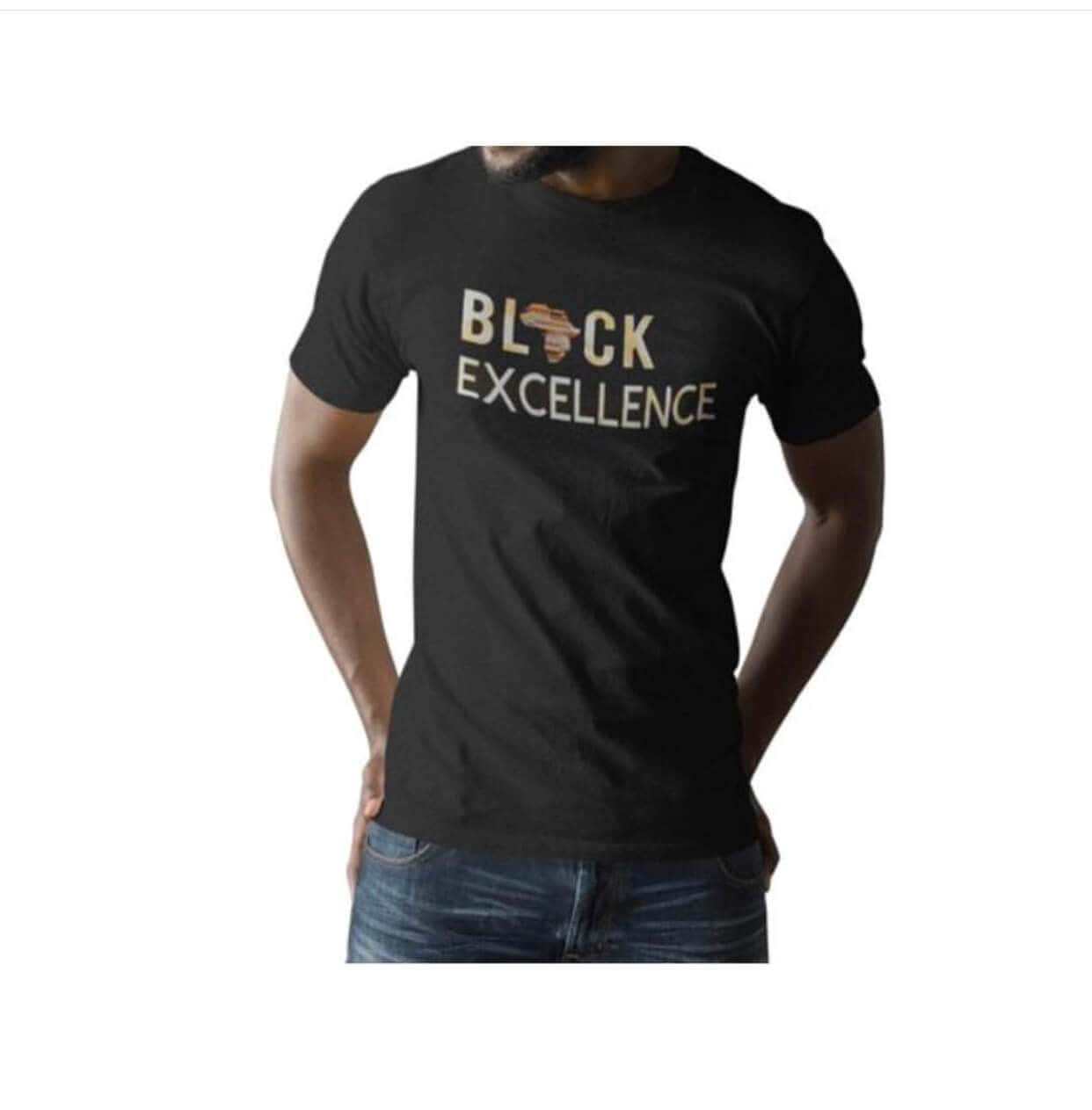 Black Excellence 桌布 壁紙 — 一名男子穿著黑色T恤，上面印有'BLACK EXCELLENCE'字樣，其中'A'被金色非洲大陸輪廓取代。