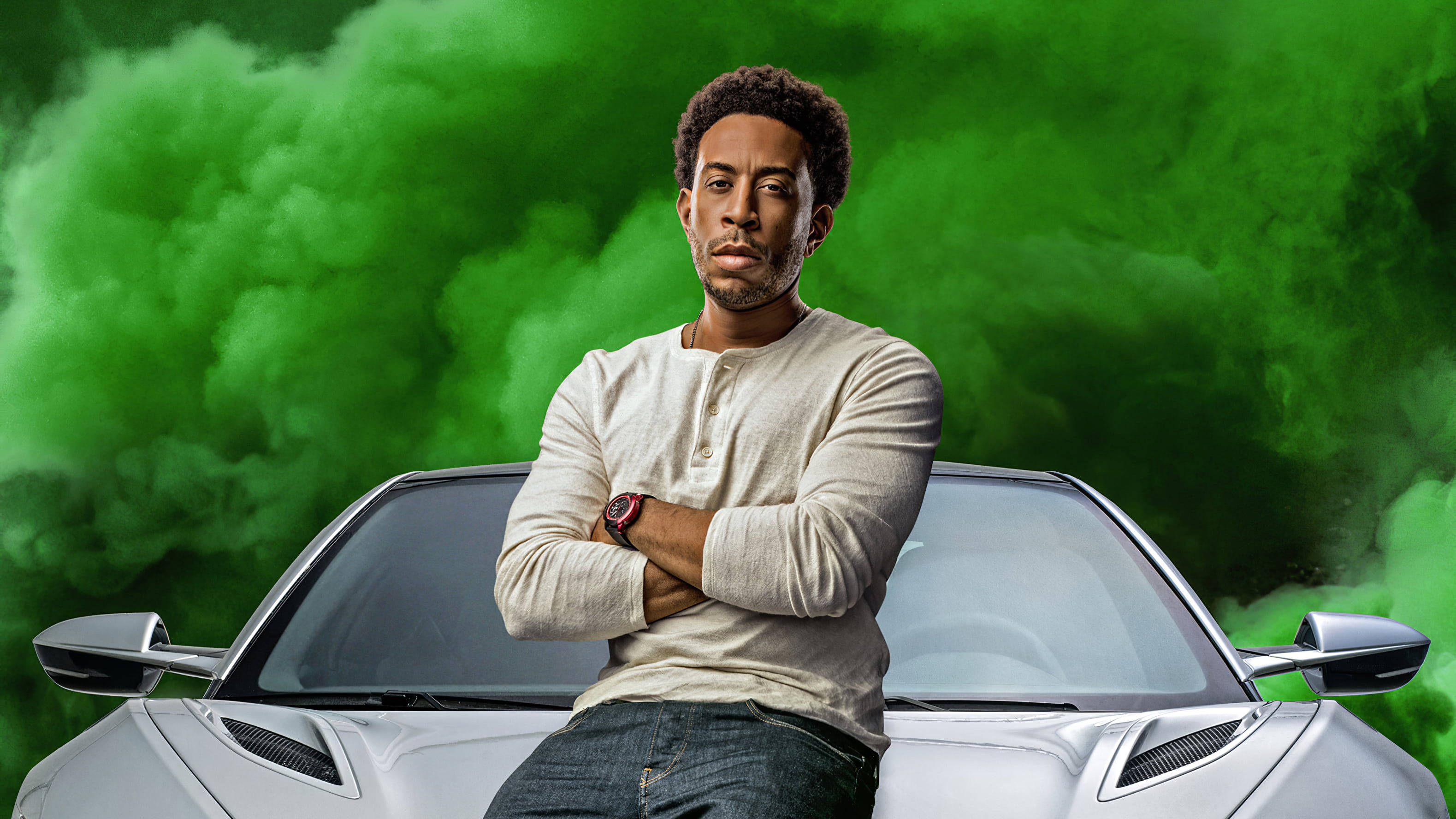 ludacris 桌布 壁紙 — 一名男子自信地靠在一輛時尚的銀色跑車上，背景是充滿活力的綠色煙霧。