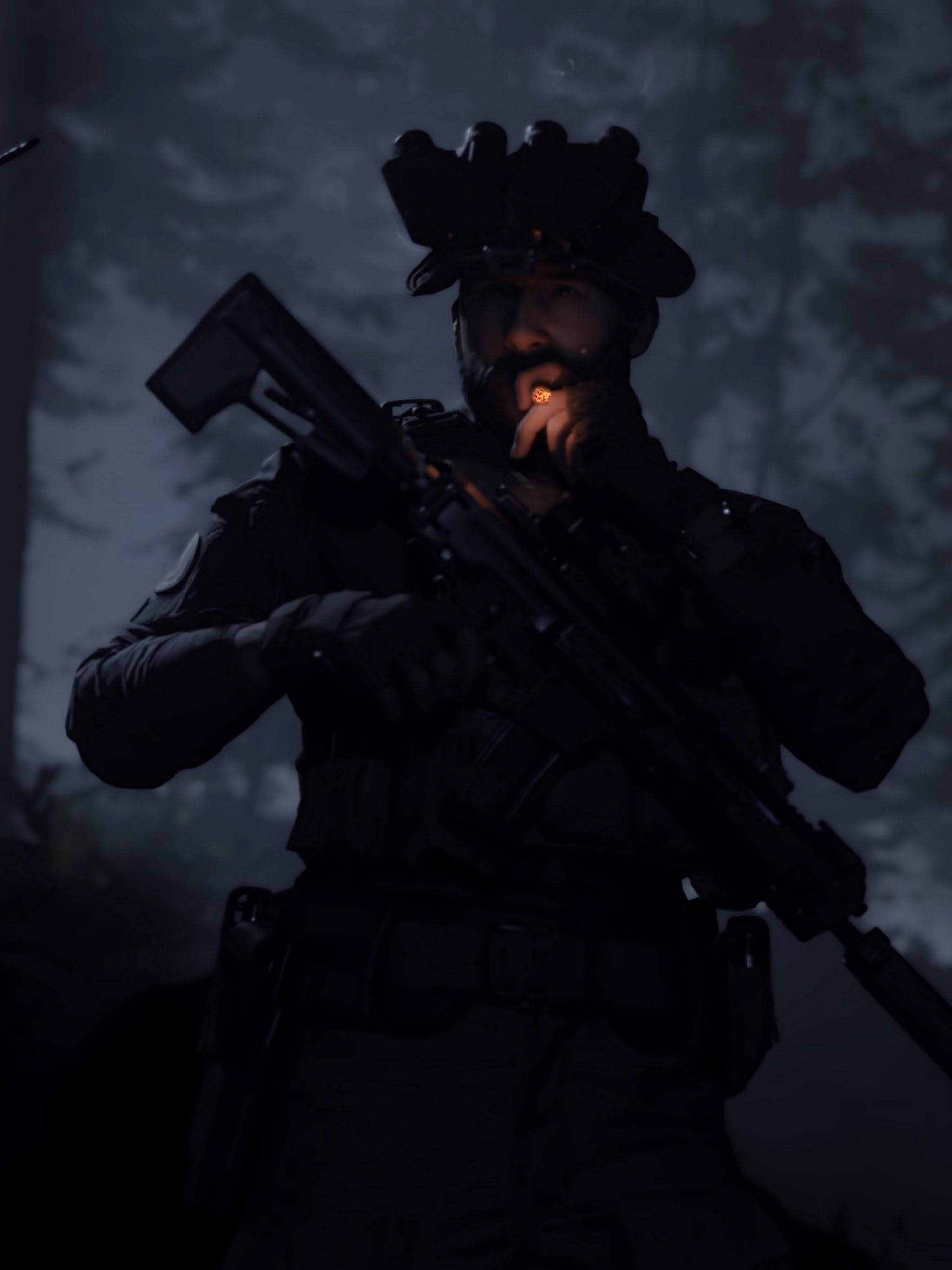 Call Of Duty Modern Warfare iPhone 桌布 壁紙 — 一名留鬍鬚的士兵身穿戰術裝備，在夜間的霧氣森林中抽煙，同時手持步槍。