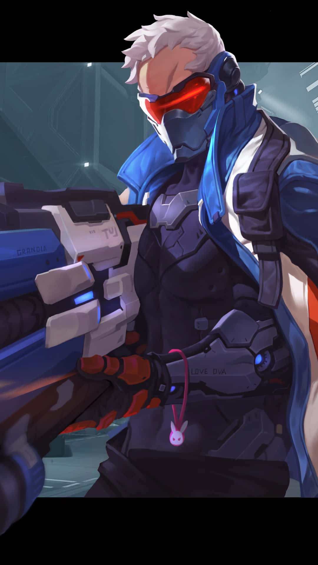 Soldier 76 桌布 壁紙 — 一名白髮、戴紅色護目鏡的未來戰士，在高科技環境中手持大型武器。
