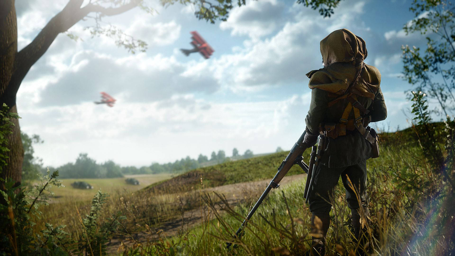 Battlefield 1 HD 桌布 壁紙 — 一名穿著一戰裝備的士兵站在高草叢中，仰望紅色雙翼機在多雲的天空下飛過頭頂。