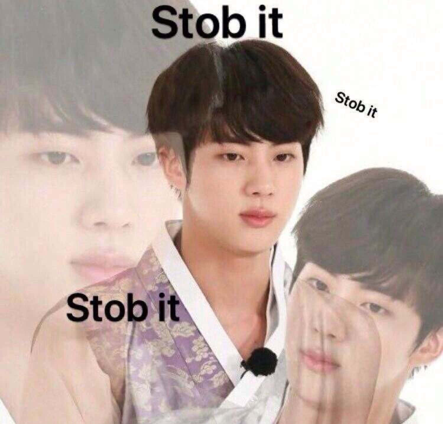 Bts Meme 桌布 壁紙 — 一名穿著傳統紫色和白色服裝的年輕男子，臉上疊加了鬼魂般的半透明複製品，以及粗體黑色文字「Stob it」。