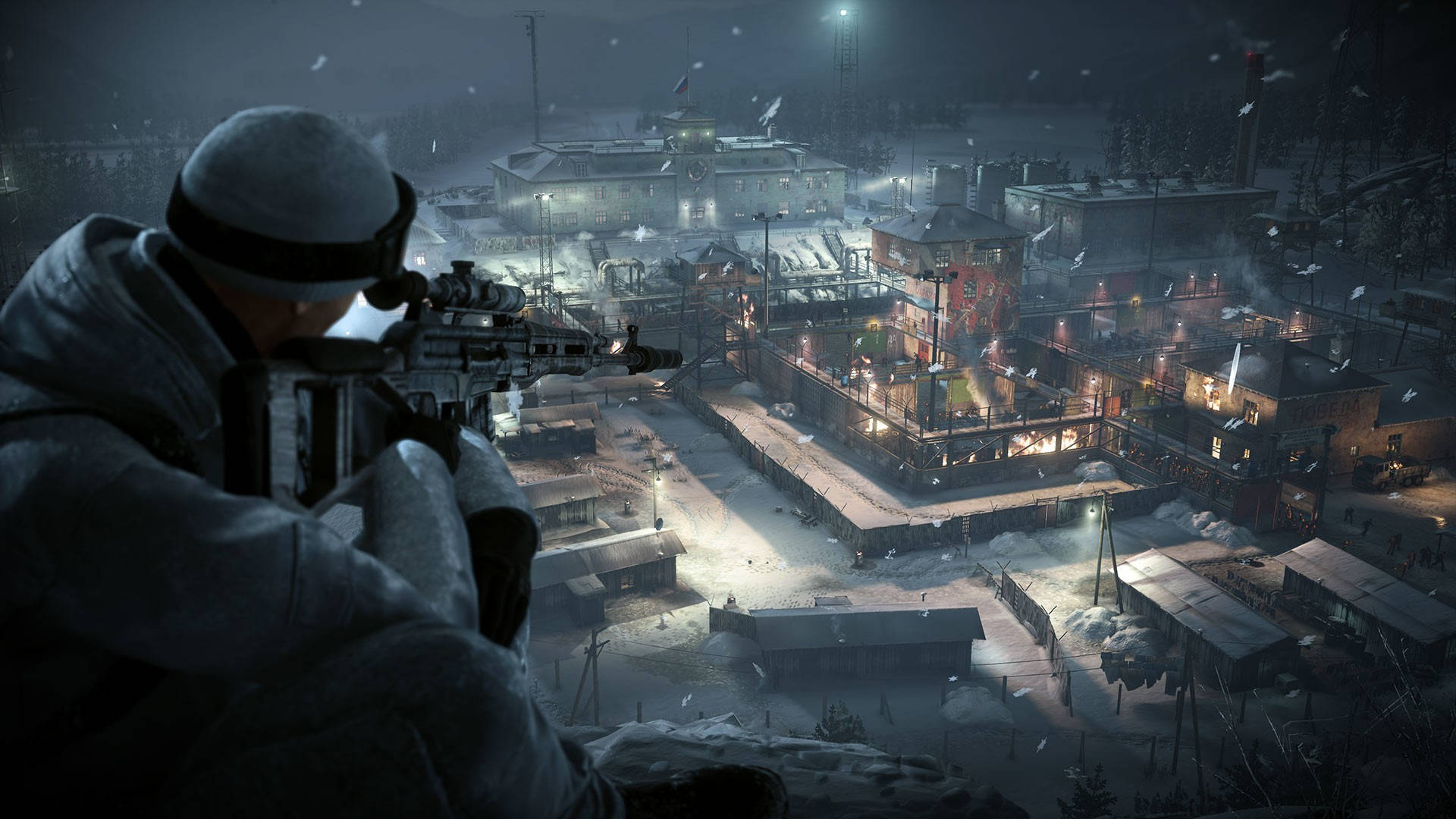 Hitman 2 桌布 壁紙 — 一名穿著冬季裝備的士兵在雪覆蓋的屋頂上瞄準步槍，俯瞰夜間燈光昏暗的工業區。