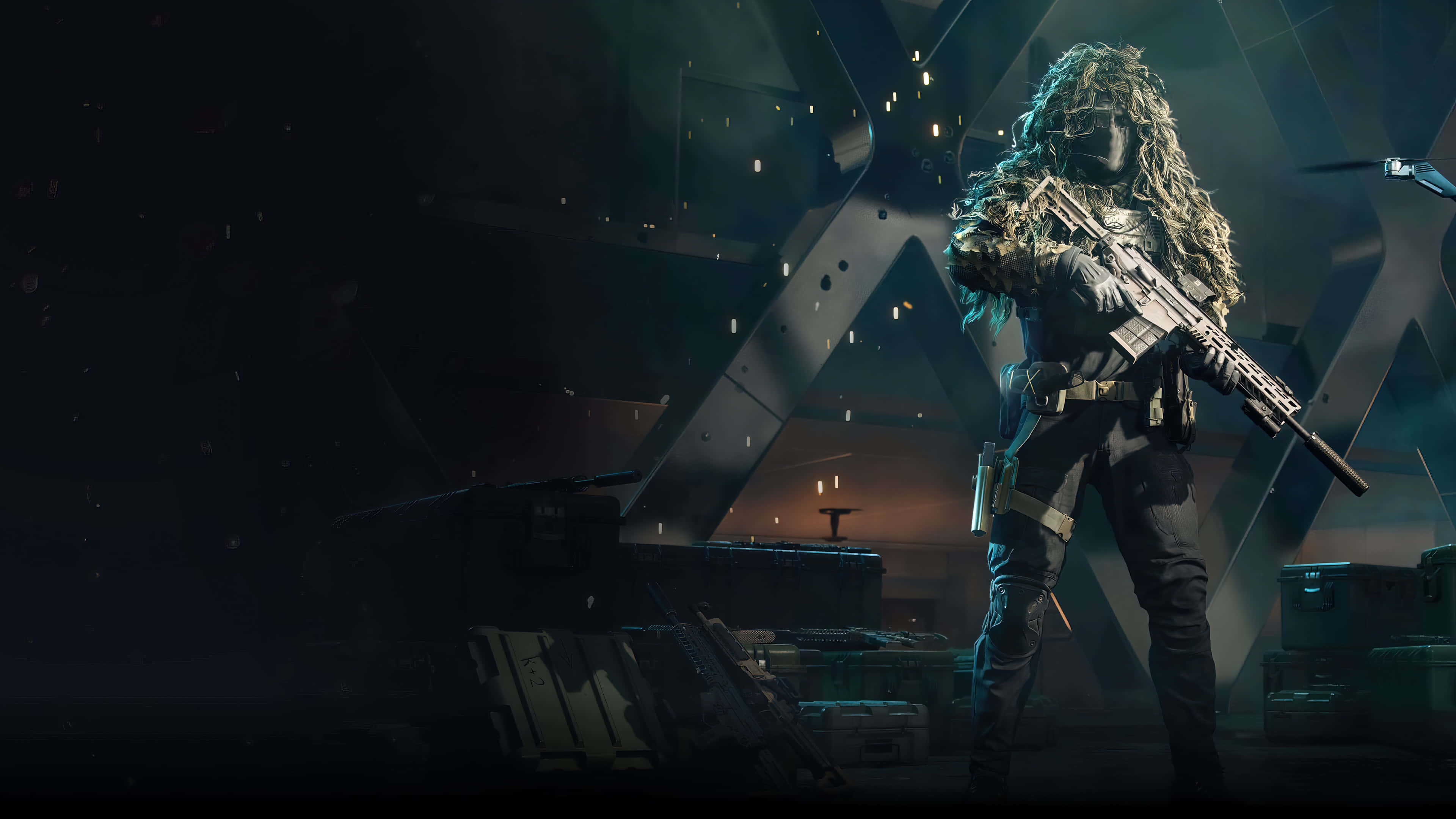 Fps 桌布 壁紙 — 一名穿著吉利服的士兵在昏暗的未來主義倉庫中，手持步槍警覺地站著，周圍有發光面板和漂浮的碎片。