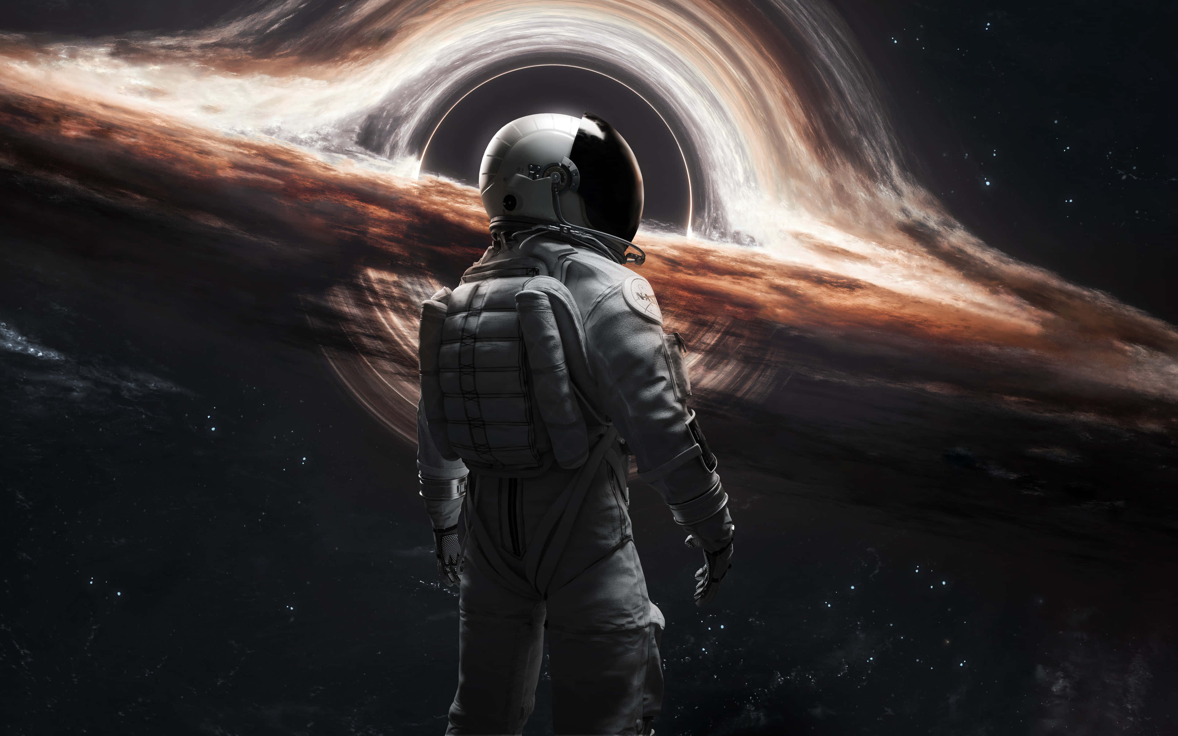 Galaxy Artwork 桌布 壁紙 — 一名穿著太空衣的太空人站在一個旋轉的黑洞前，黑洞帶有發光的吸積盤，位於深空之中。
