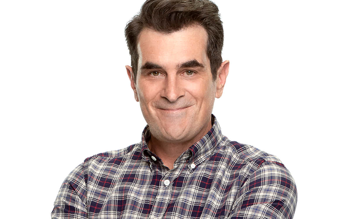 Ty Burrell 桌布 壁紙 — 一名穿著格仔恤衫嘅男人喺純白背景前溫暖咁微笑。