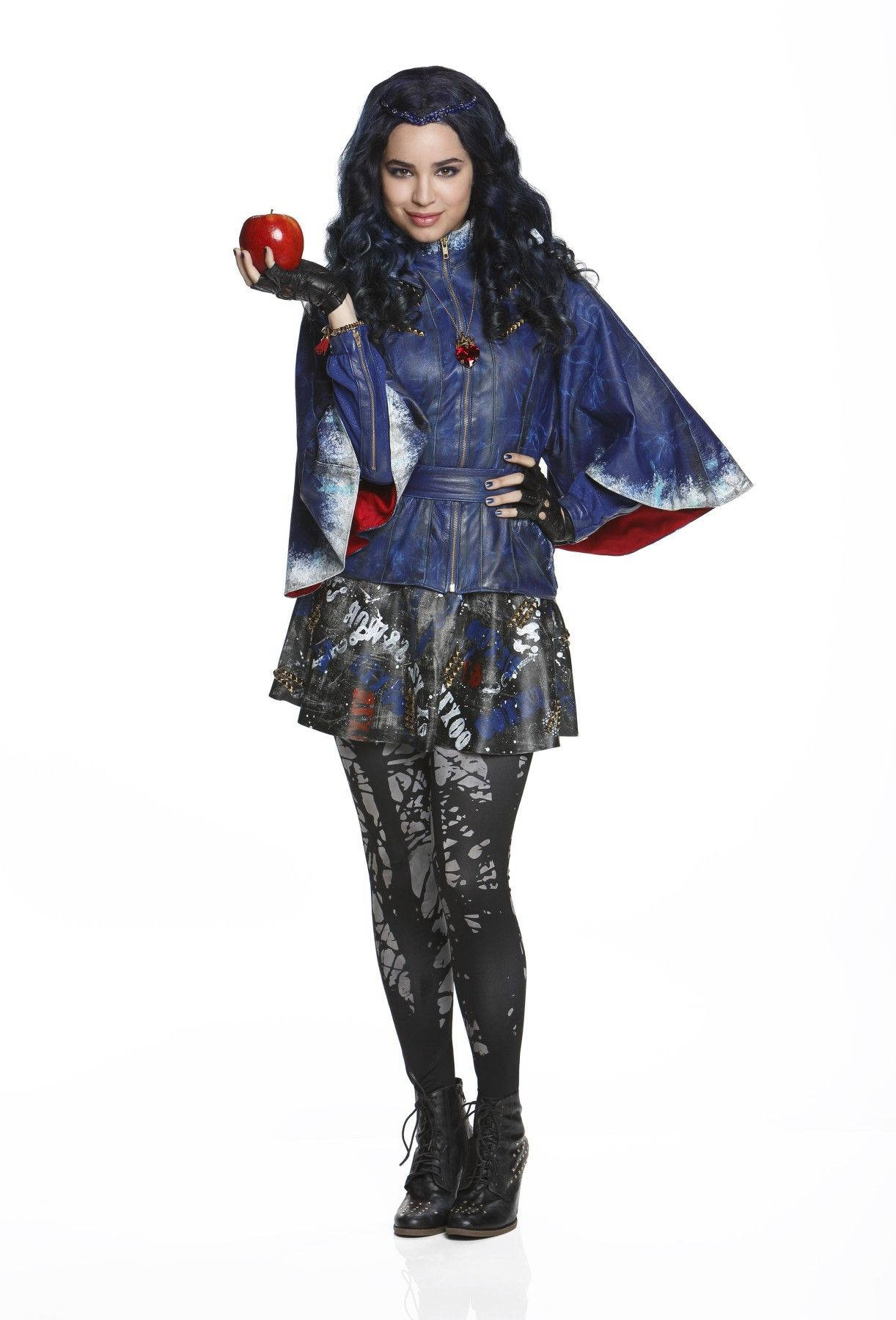 Descendants 桌布 壁紙 — 一名穿著深藍色和紅色女巫服裝的女子，在白色背景前拿著一個紅蘋果。