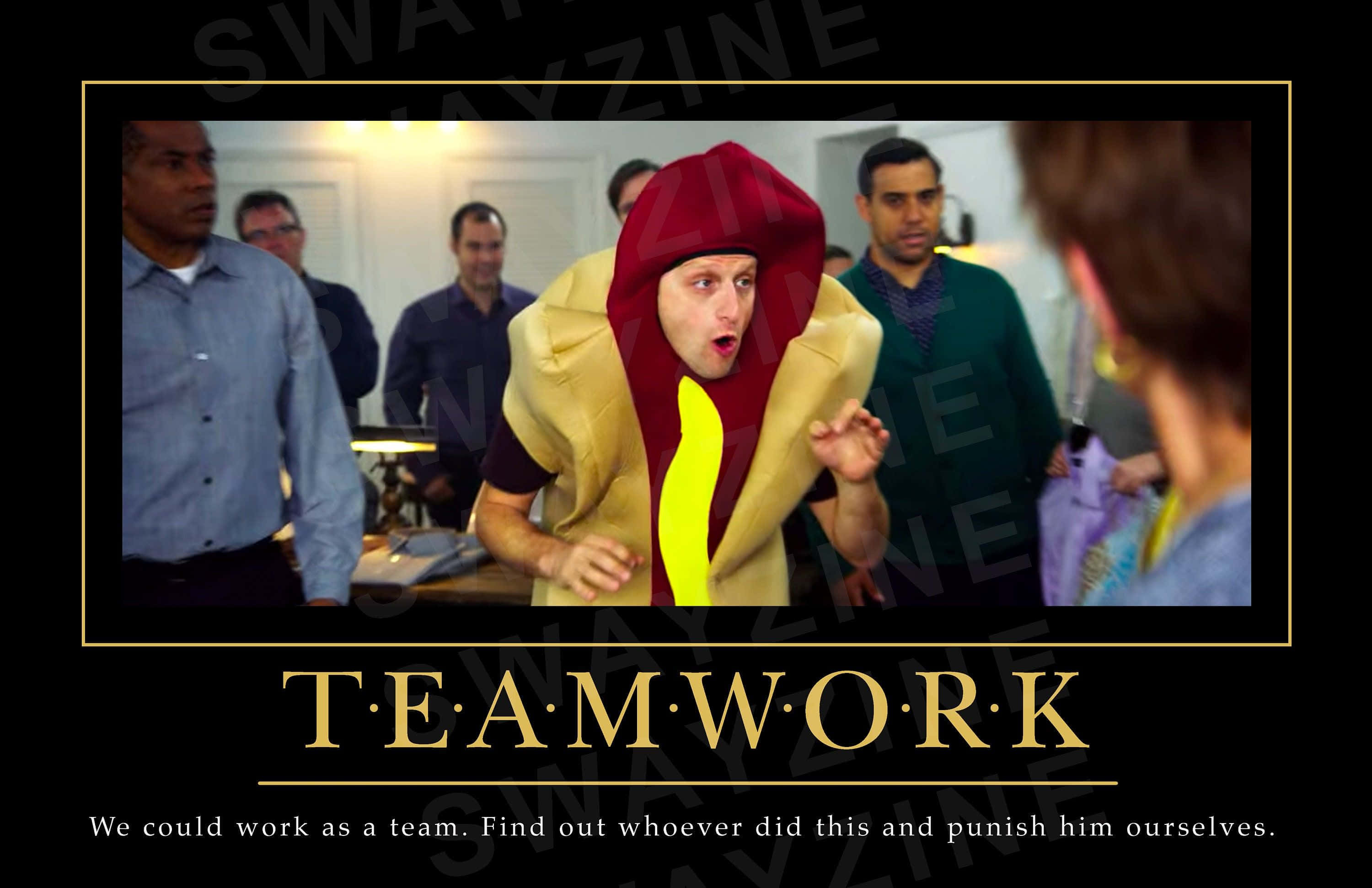 Teamwork Memes 桌布 壁紙 — 一名穿著熱狗服裝的男子在辦公室裡被同事包圍，戲劇性地做手勢。