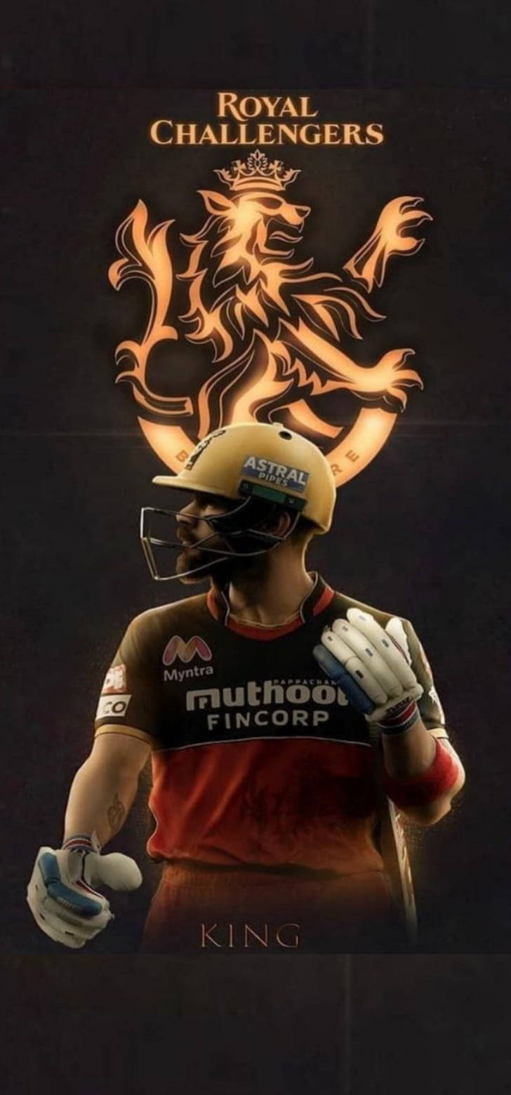 virat kohli rcb 桌布 壁紙 — 一名穿著皇家挑戰者隊服的板球運動員站在發光的獅子徽章前，下方有「King」字樣。