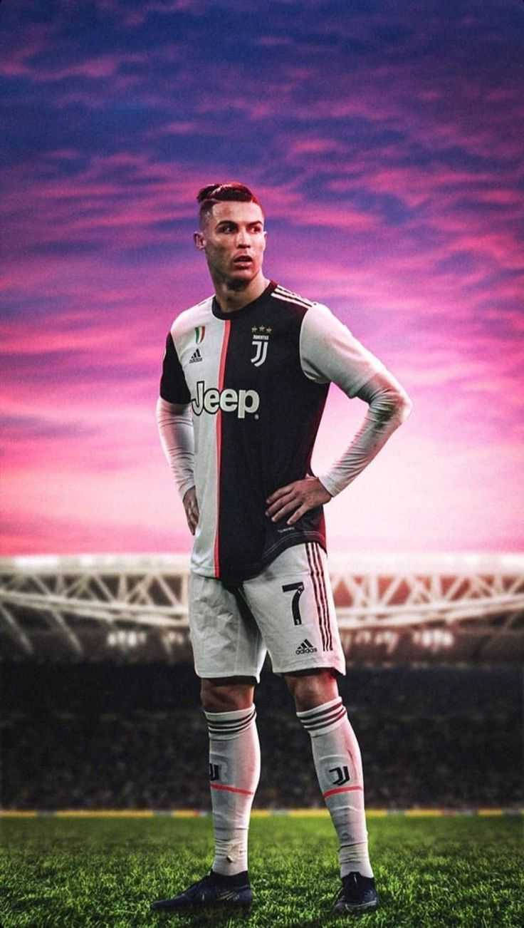 Ronaldo 桌布 壁紙 — 一名穿著祖雲達斯球衣的足球員在充滿活力的粉紅色和紫色暮色天空下自信地站在球場上。