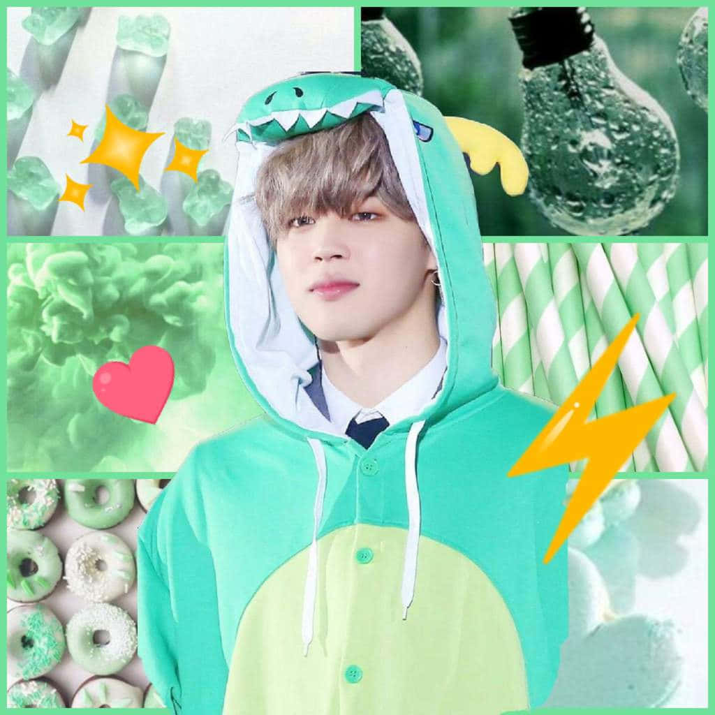 Jimin Aesthetic 桌布 壁紙 — 一名穿著綠色恐龍連身衣的年輕男子位於充滿活力的拼貼畫中央，周圍有糖果甜甜圈、燈泡和條紋吸管。