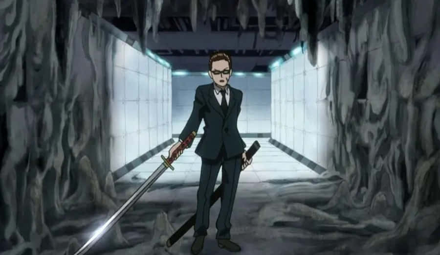 Yusuke Sakurai 桌布 壁紙 — 一名穿著西裝的男子在光線昏暗、洞穴般的走廊中手持武士刀，牆壁發光。