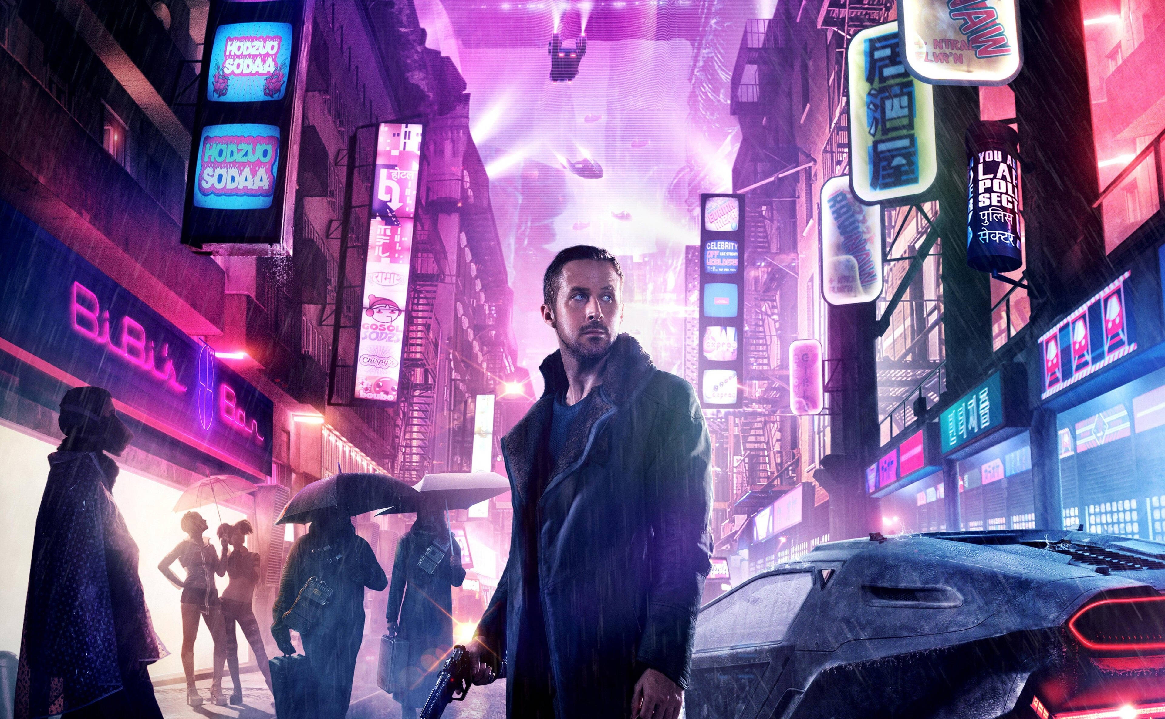 blade 桌布 壁紙 — 一名穿著風衣的男子走在一條雨濕、霓虹燈閃爍的賽博朋克城市街道上，頭頂有發光的招牌和飛行車輛。