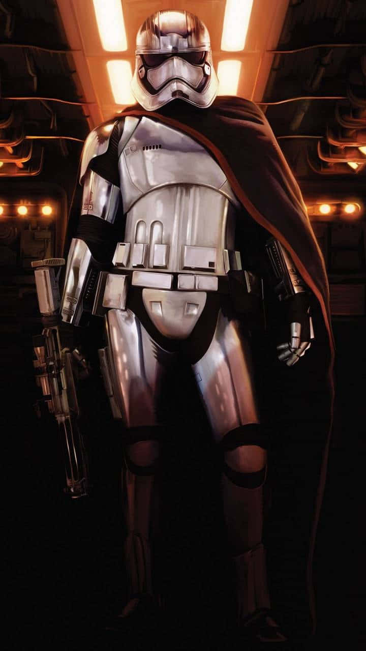 Captain Phasma 桌布 壁紙 — 一名第一軍團風暴兵站在光線昏暗的太空船走廊中，上方有發光的橙色燈光。