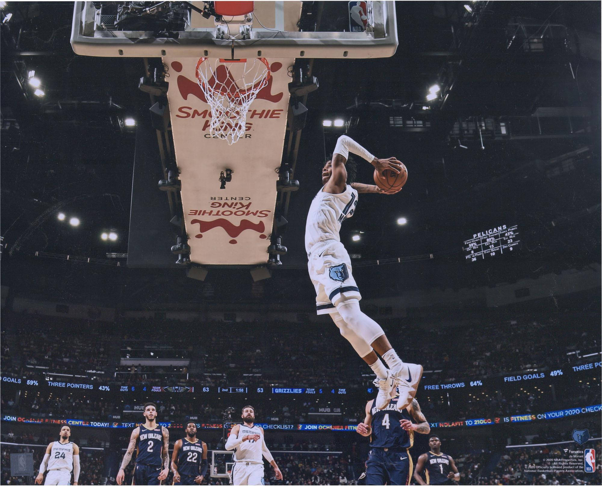 Ja Morant 入樽 桌布 壁紙 — 一名籃球運動員在Smoothie King Center的籃框下飛身入樽，下方有防守球員。