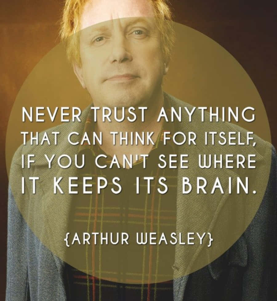 Harry Potter Quotes 桌布 壁紙 — 一名紅髮男子冷靜地看著觀眾，身後有一個半透明的圓形疊加層，上面顯示著亞瑟·衛斯理的一句機智名言。