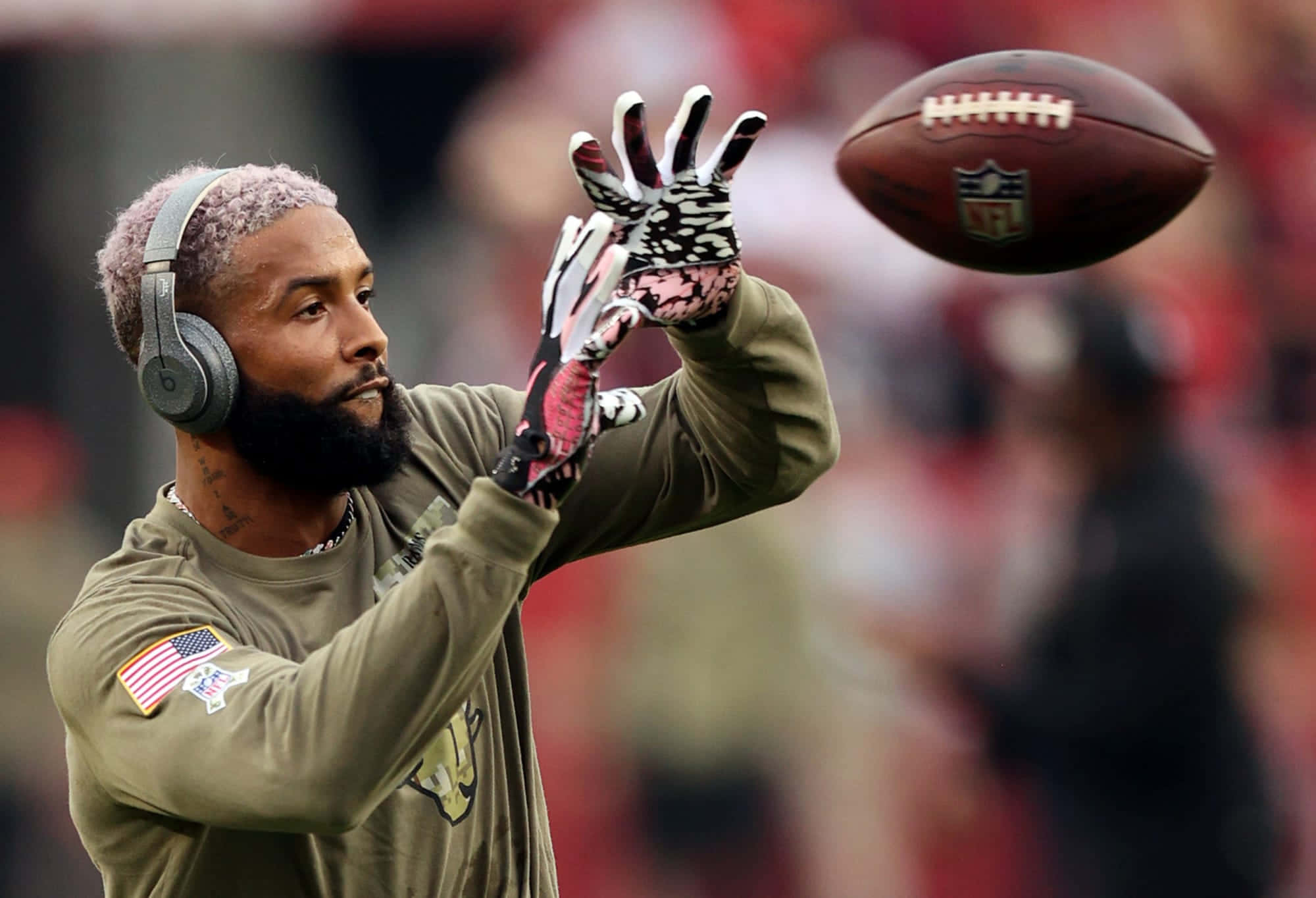 Obj 桌布 壁紙 — 一名紫色頭髮、戴著耳機的足球運動員在比賽中空中接球。