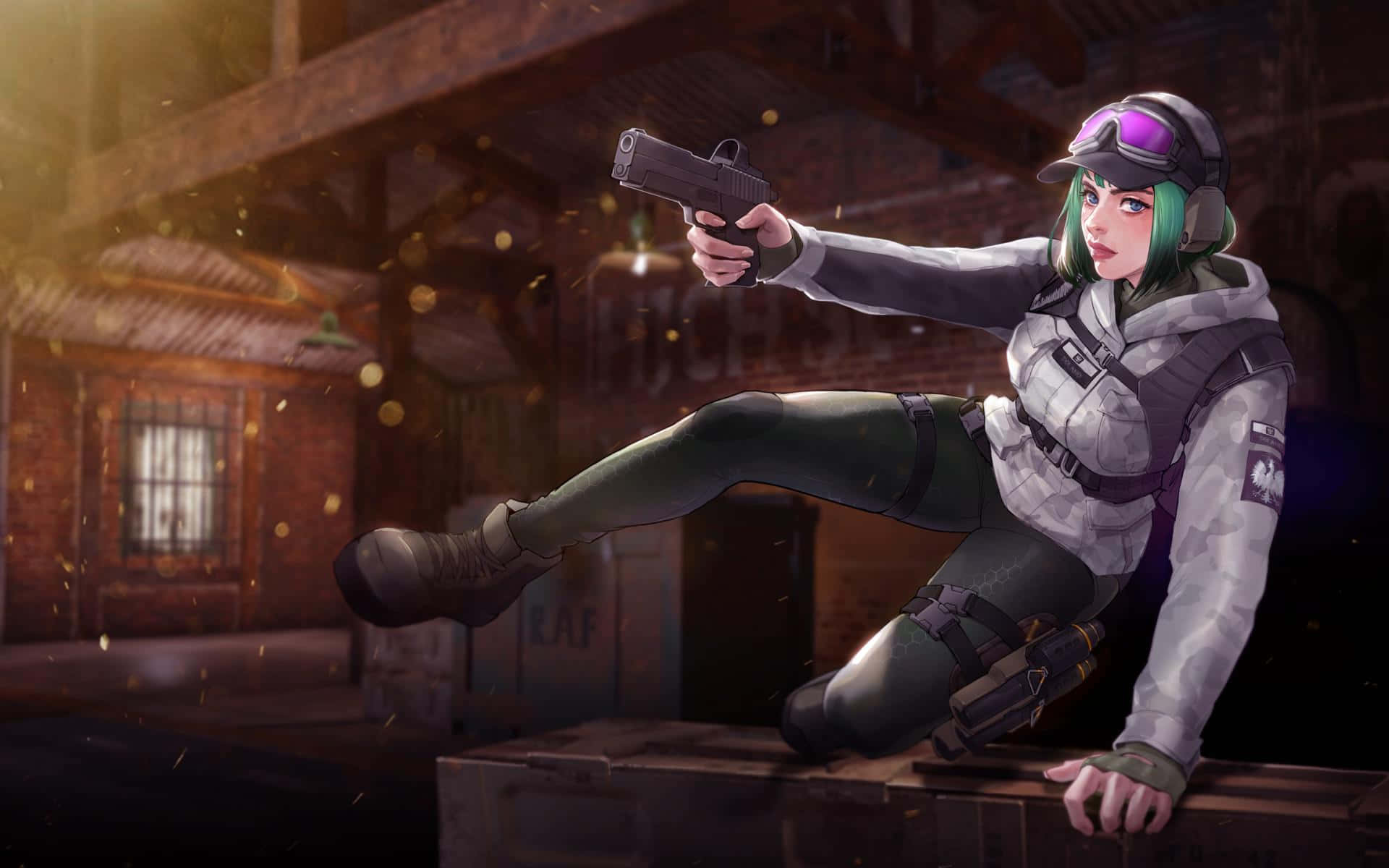Ela R6 桌布 壁紙 — 一名綠髮女兵在一個昏暗的倉庫中，站在木箱上用手槍瞄準，周圍是溫暖的金色燈光。