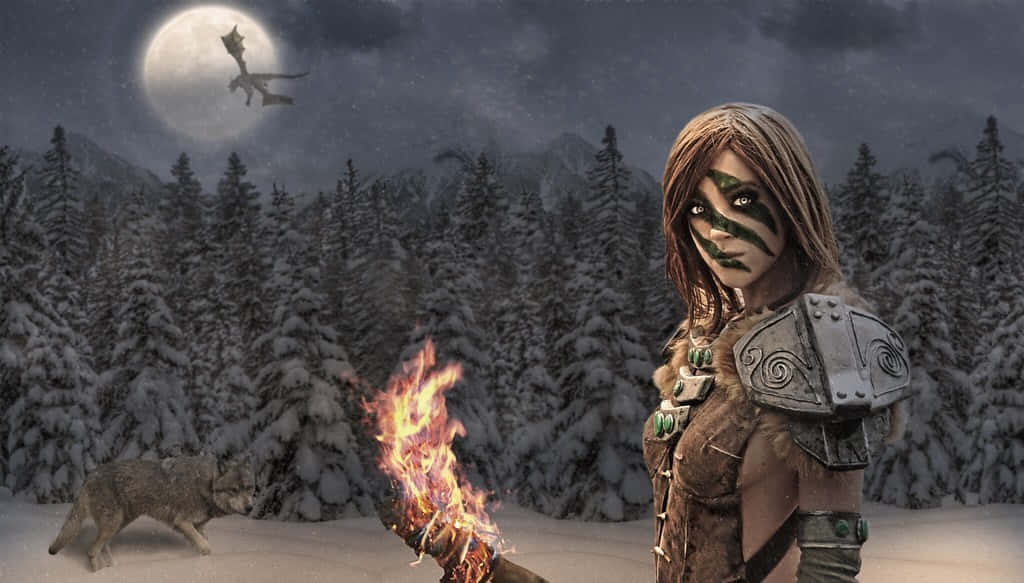 Aela The Huntress 桌布 壁紙 — 一名臉上塗有顏料的戰士在滿月下的雪地森林中手持燃燒的火把，一隻狼在附近徘徊，一條龍在頭頂飛翔。