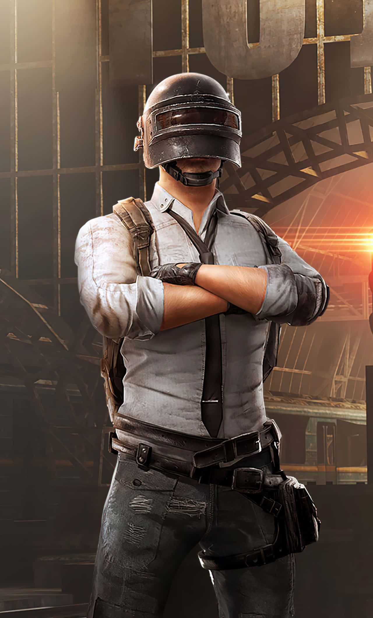 PUBG 桌布 壁紙 — 一名自信的士兵身穿戰術裝備，在溫暖夕陽照耀下的粗獷工業環境中交叉雙臂站立。