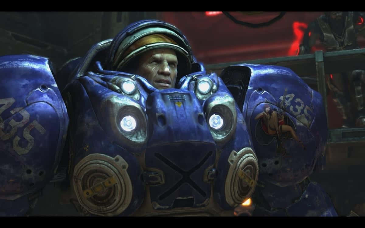 Starcraft Characters 桌布 壁紙 — 一名表情嚴峻的士兵身穿笨重的藍色動力裝甲，帶有發光的燈光和戰鬥傷痕的特寫。