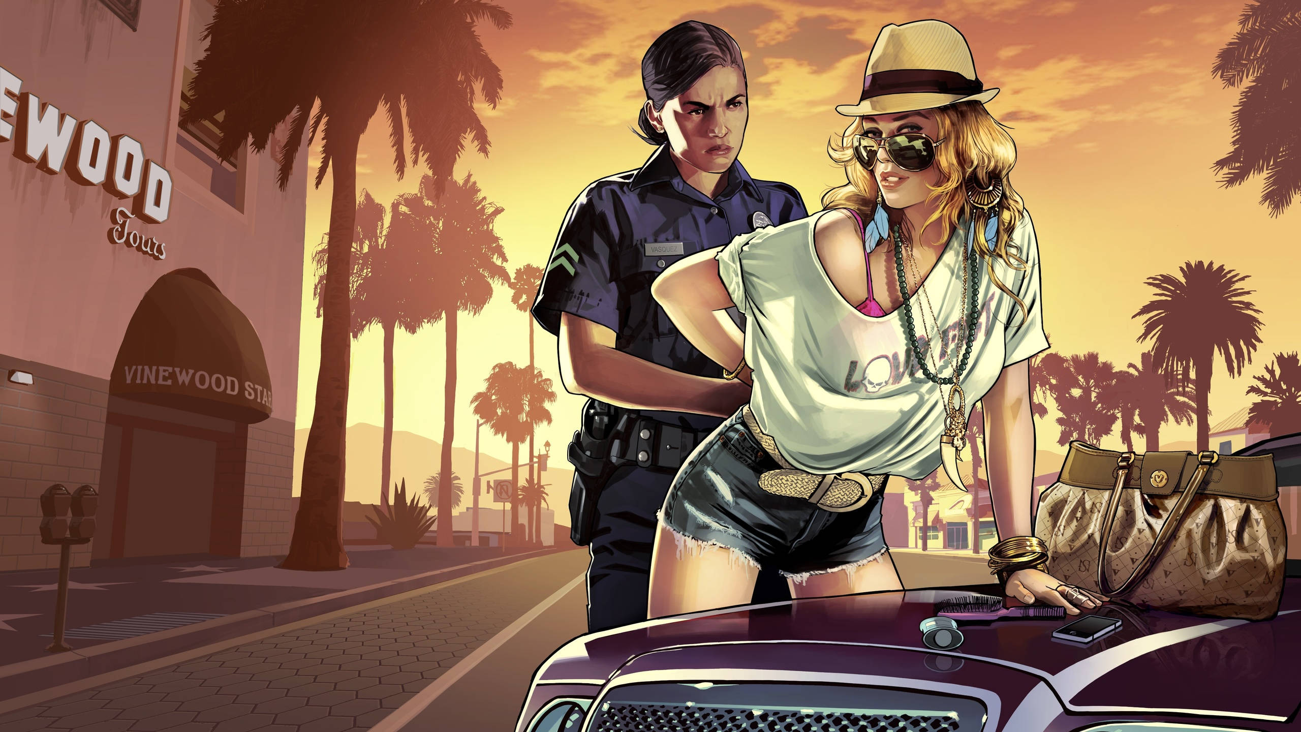 Gta 桌布 壁紙 — 一名警察在溫暖的夕陽和棕櫚樹下，與一名戴著太陽眼鏡和帽子、靠在一輛紫色車上的時尚女子對峙。