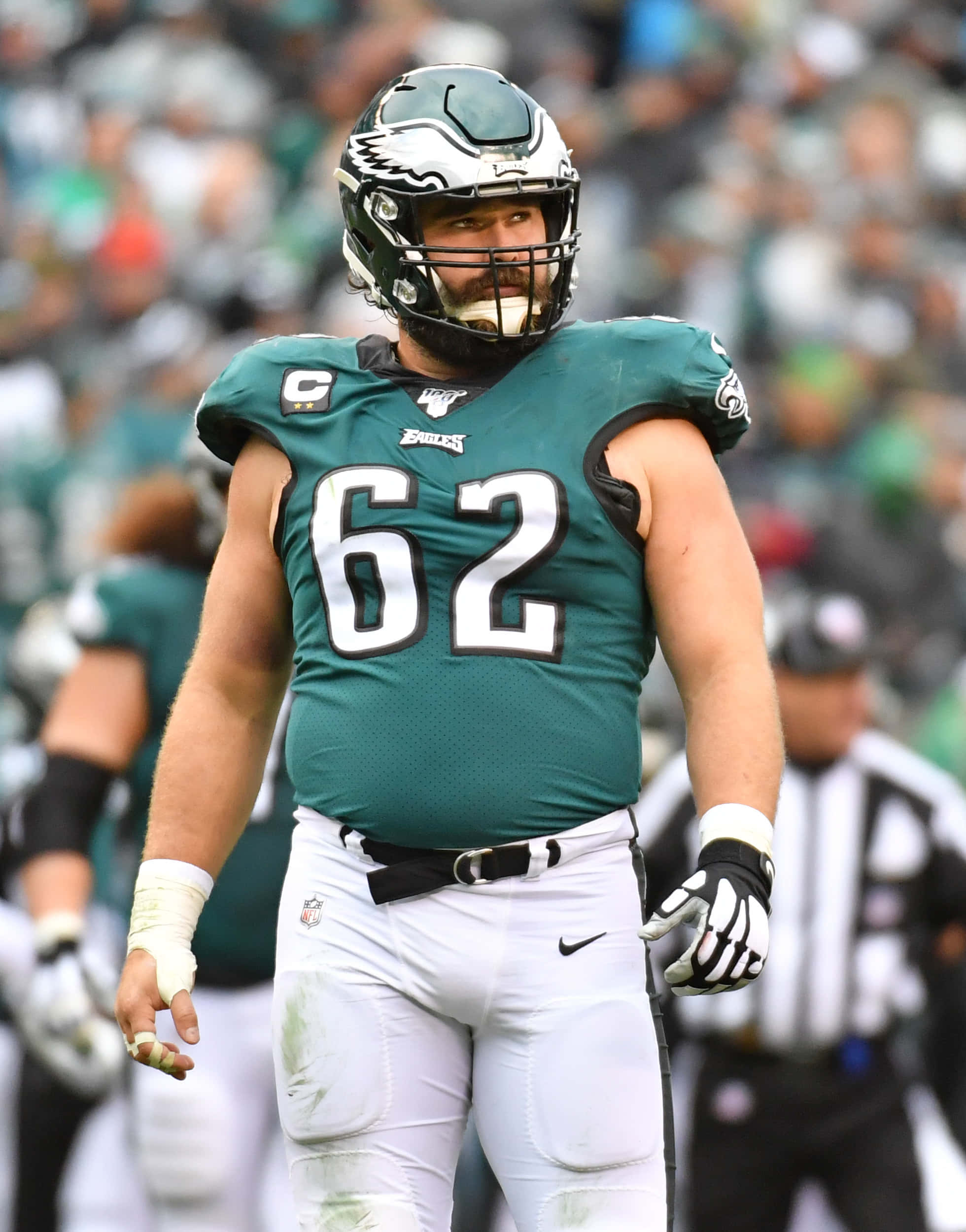 Jason Kelce 桌布 壁紙 — 一名費城老鷹隊美式足球員（62號）在比賽中帶著專注的表情站在場上。