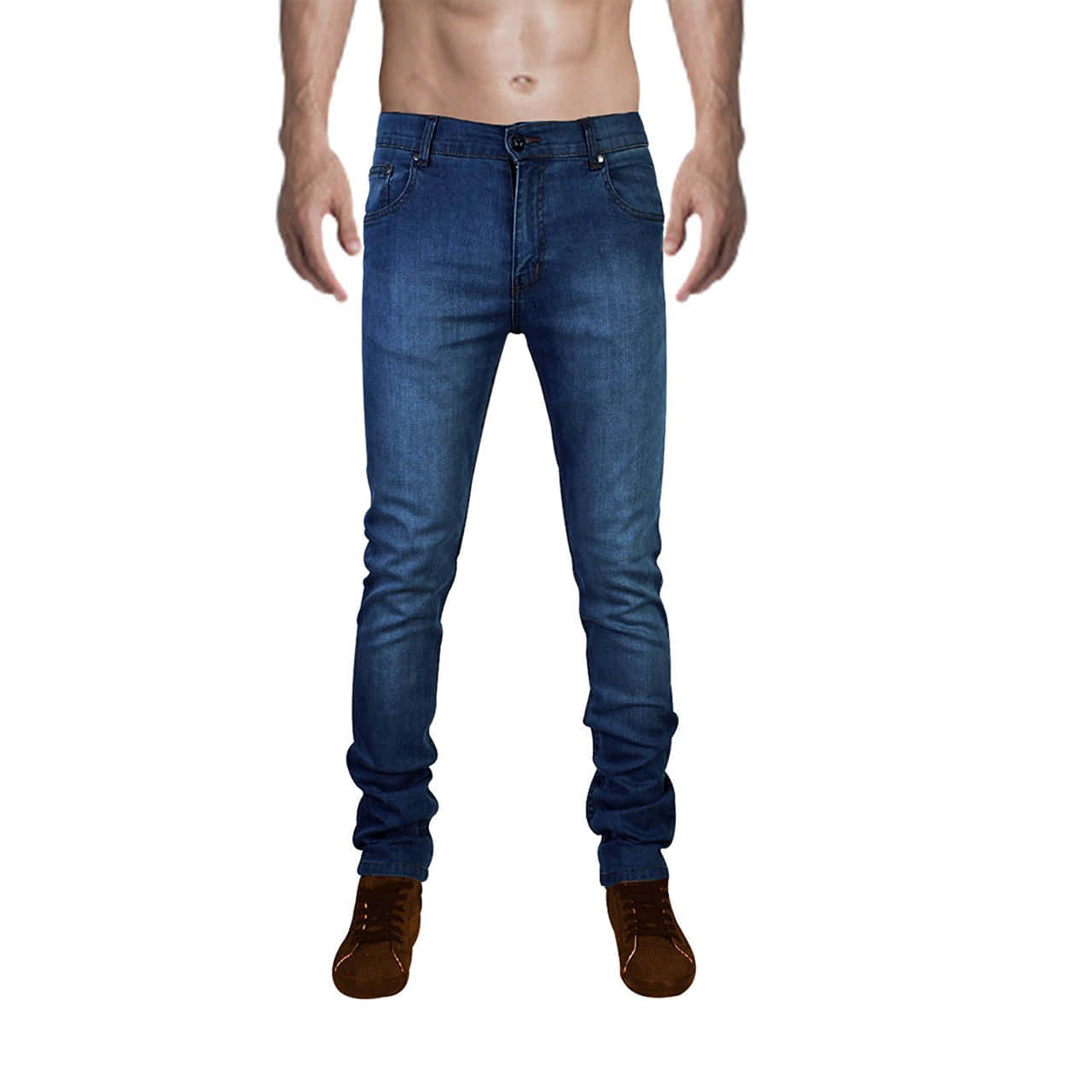Denim Blue 桌布 壁紙 — 一名赤裸上身的男子自信地穿著合身藍色牛仔褲和棕色麂皮鞋，站在純白色背景前。