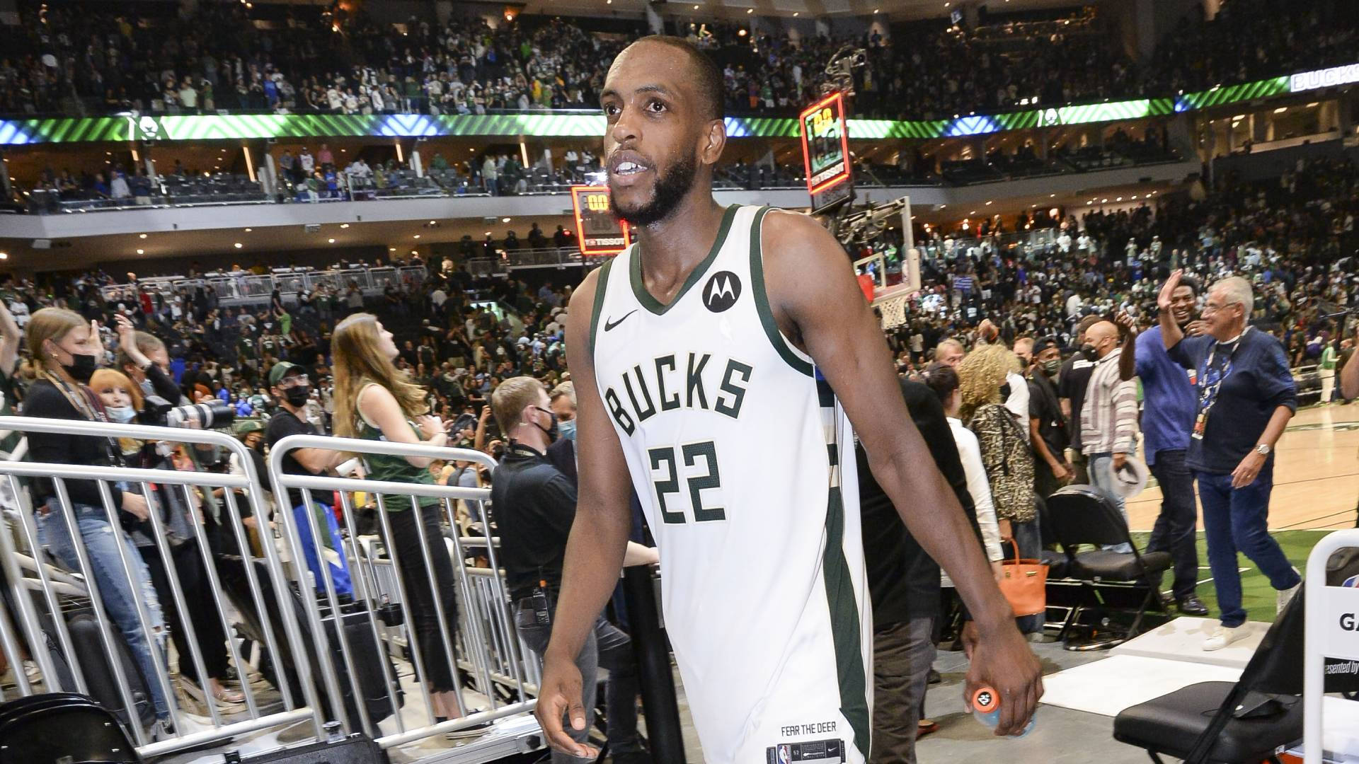 Khris Middleton NBA 壁紙 — 一名身穿22號球衣的密爾沃基公鹿籃球運動員在比賽期間走進球場，背景有球迷歡呼。