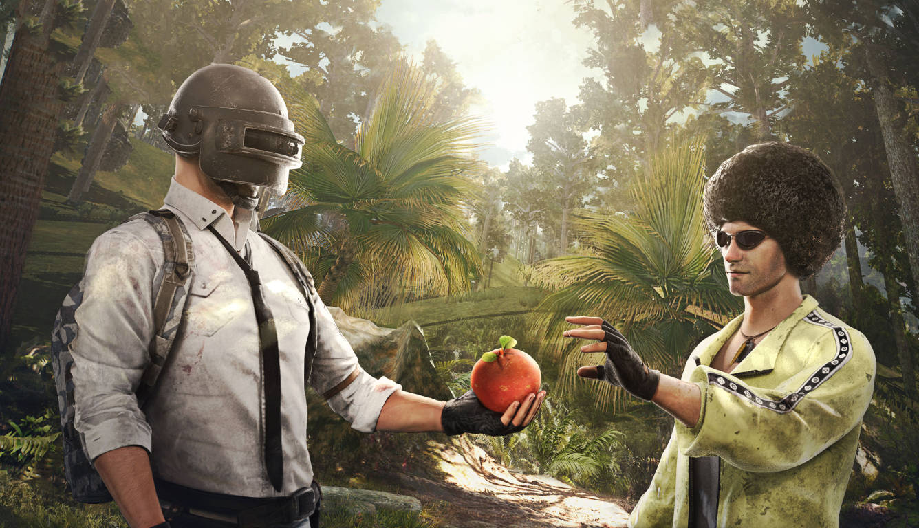 Playerunknown's Battlegrounds 桌布 壁紙 — 一名身穿作戰裝備的士兵在陽光明媚的熱帶叢林中，向一名穿著迪斯可服裝的男子遞上一個紅蘋果。