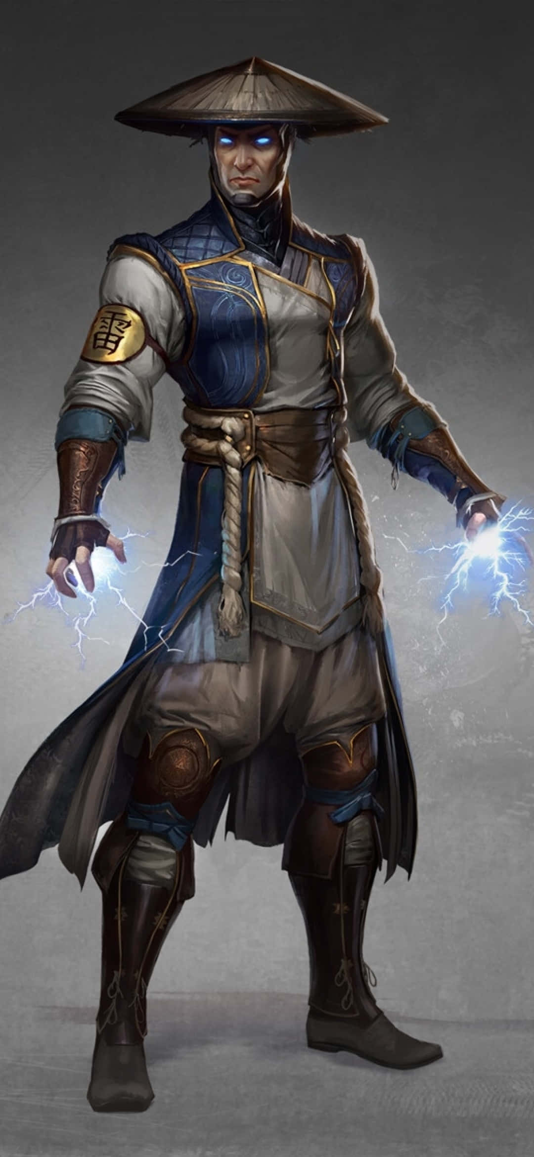 Mortal Kombat Raiden 桌布 壁紙 — 一名身穿傳統盔甲和錐形帽的戰士，在柔和的灰色背景下，雙手釋放出噼啪作響的藍色閃電。