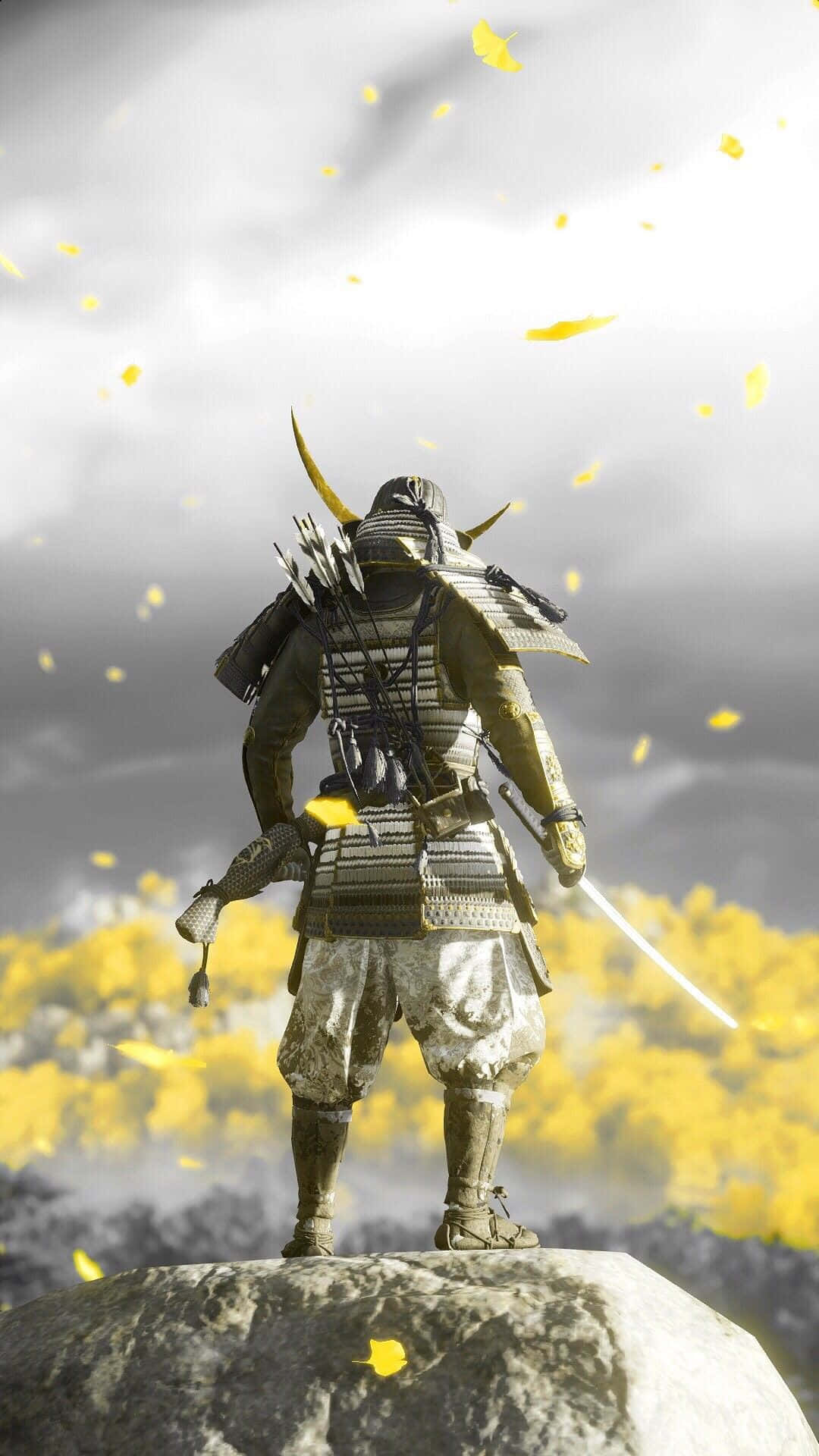 Samurai Armor 桌布 壁紙 — 一名身穿全副盔甲的武士站在岩石露頭上，俯瞰著一片金色秋葉在風中旋轉的田野。