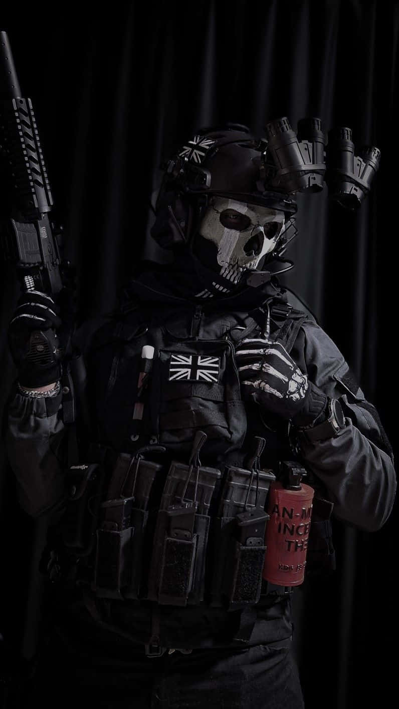 Simon Ghost Riley 桌布 壁紙 — 一名身穿全套戰術裝備、戴著骷髏面具和步槍的士兵，在戲劇性燈光下站在黑色窗簾前。