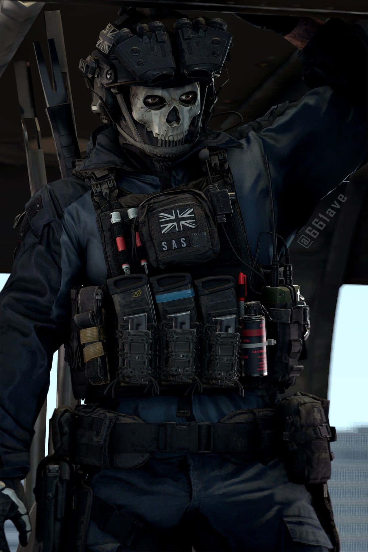 Simon Ghost Riley 桌布 壁紙 — 一名身穿全套戰術裝備、戴著骷髏面具和SAS徽章的士兵站在軍用車輛內。