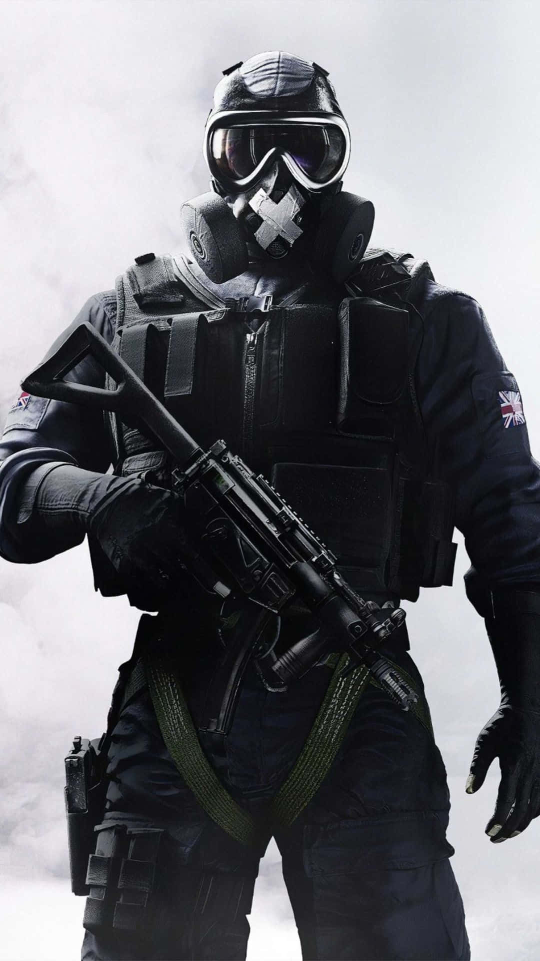 Rainbow Six Siege Operators 桌布 壁紙 — 一名身穿全套戰術裝備、配備防毒面具和步槍的士兵，站在煙霧瀰漫的灰色背景前。
