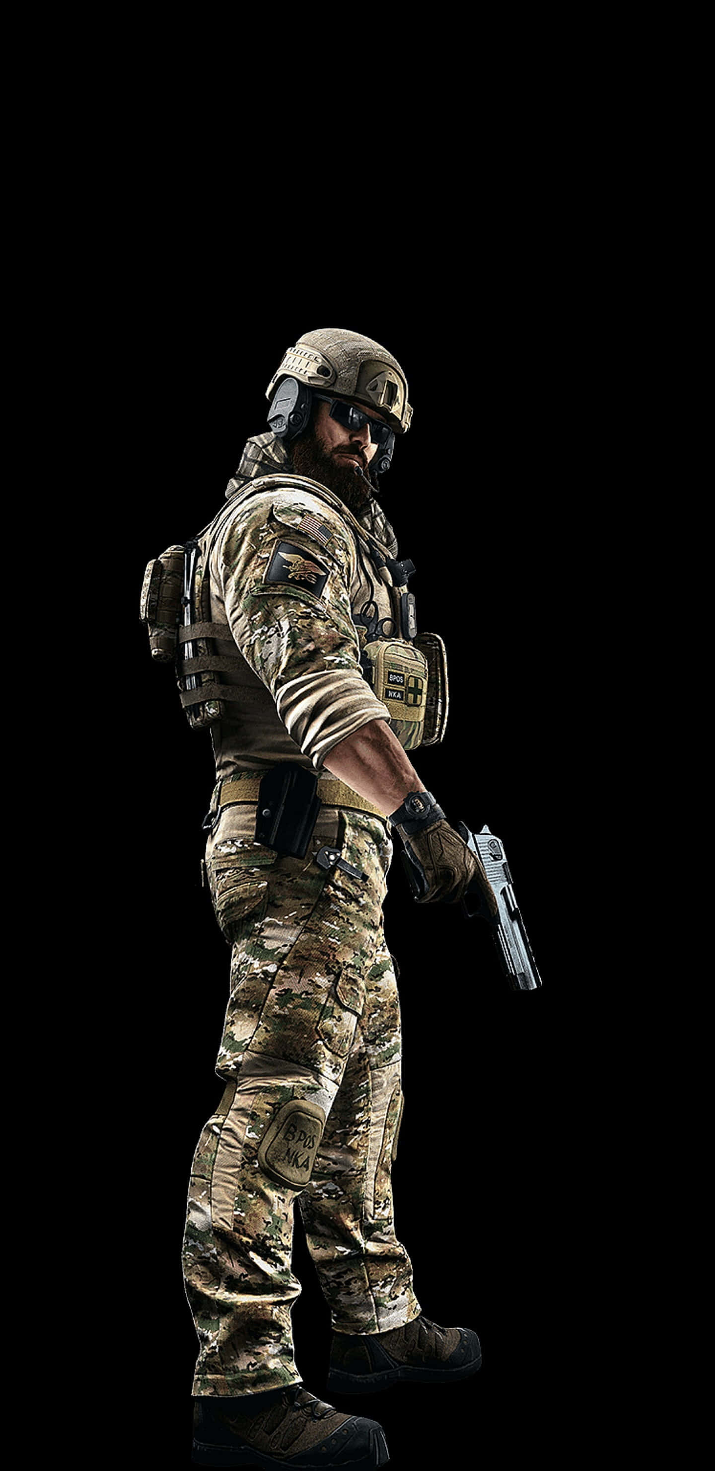 Rainbow Six Siege Blackbeard 桌布 壁紙 — 一名身穿全套戰術裝備的士兵側身站在黑色背景前，手持手槍。