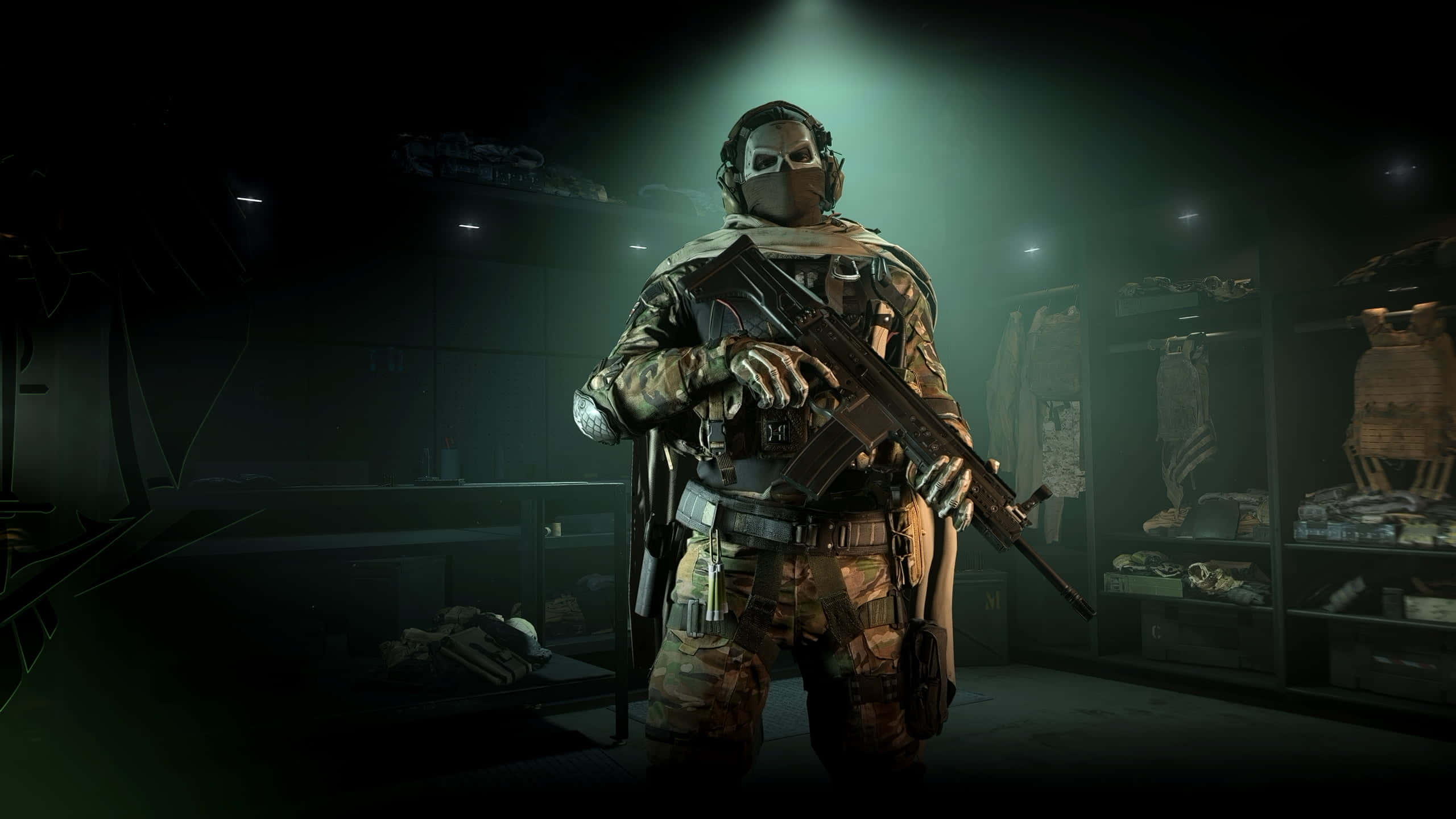 Call Of Duty Soldiers 桌布 壁紙 — 一名身穿全套戰術裝備的士兵站在昏暗的軍械庫中，聚光燈下，周圍佈滿武器和盔甲。