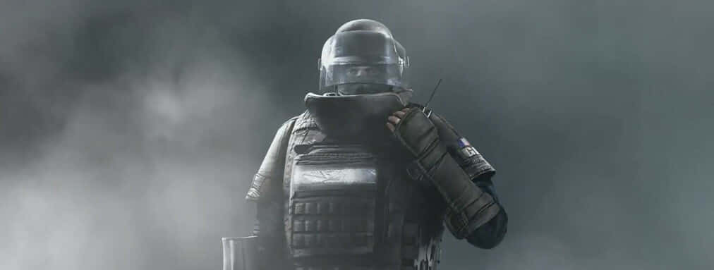 Rainbow Six Siege Rook 桌布 壁紙 — 一名身穿全套戰術裝備的士兵站在煙霧彌漫的戰場上，戴著頭盔，手持無線電，被煙霧籠罩。