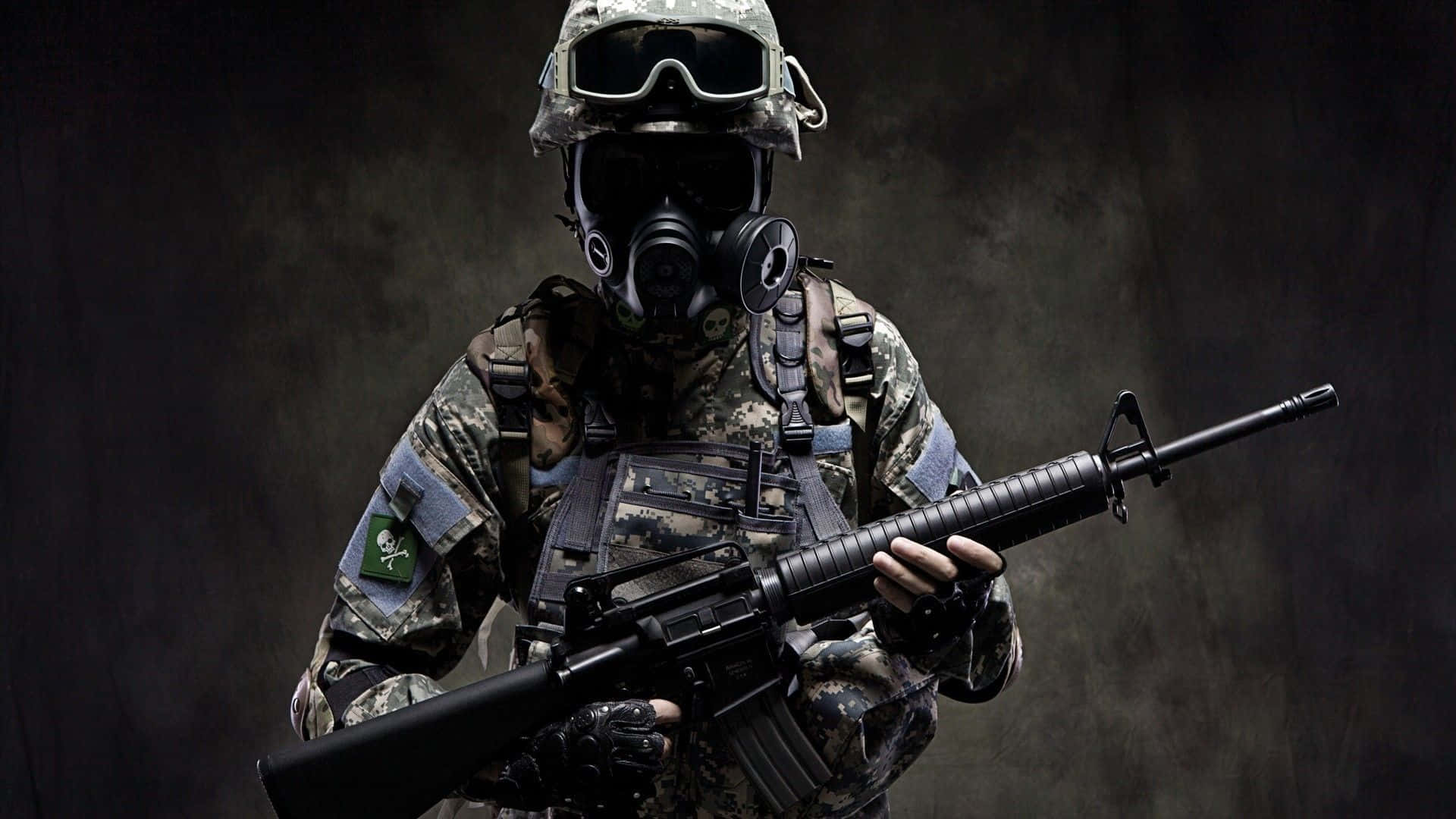 Army 桌布 壁紙 — 一名身穿全套戰鬥裝備和防毒面具的士兵，在深色紋理背景前手持突擊步槍。