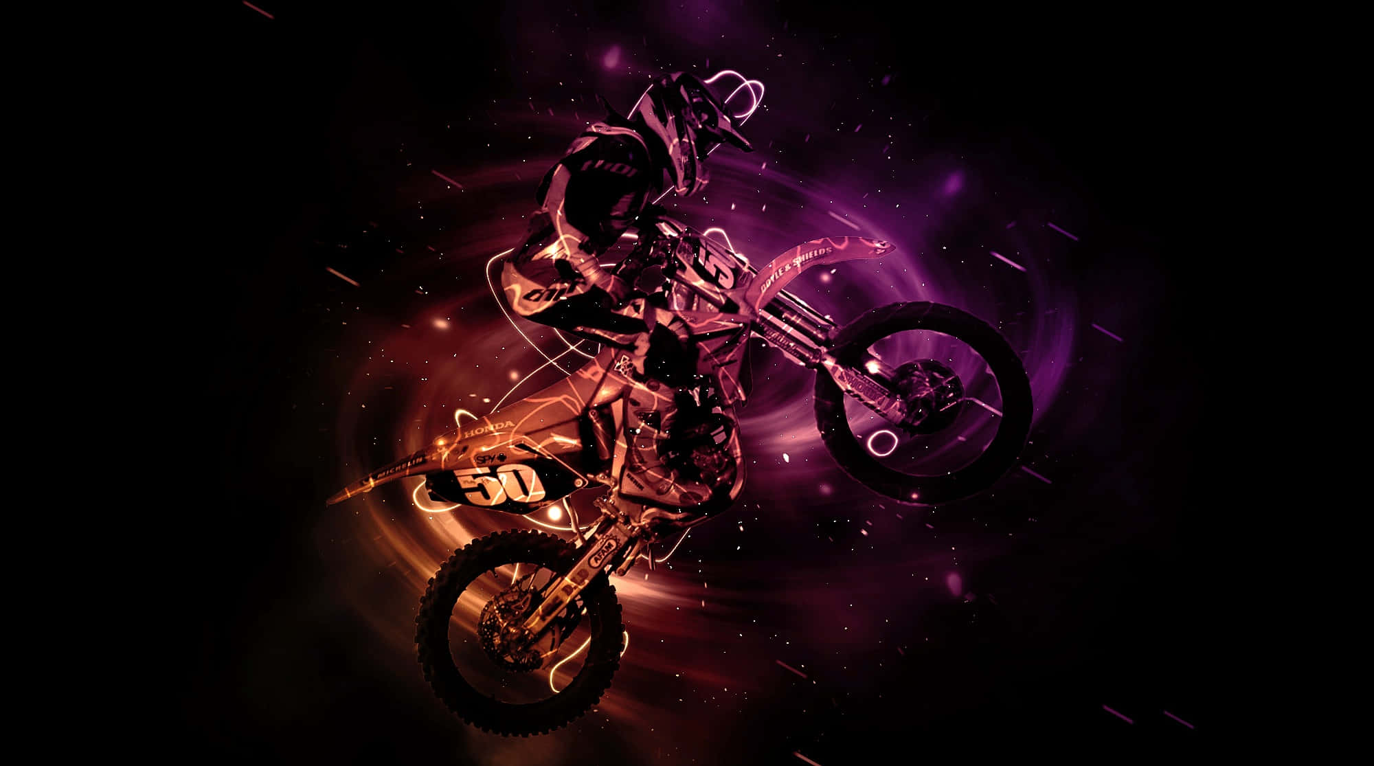 Motocross 桌布 壁紙 — 一名身穿全套裝備的越野電單車手，在宇宙紫色和橙色星雲背景下表演大膽的後輪平衡特技。