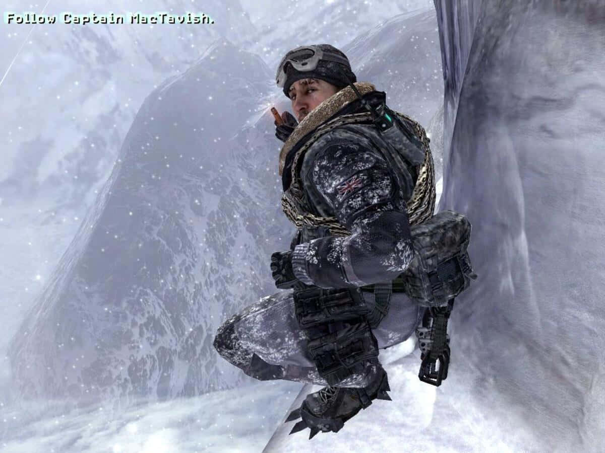 Soap Mactavish 桌布 壁紙 — 一名身穿冬季裝備的士兵蹲在積雪的山坡上，雪花在他周圍飄落。
