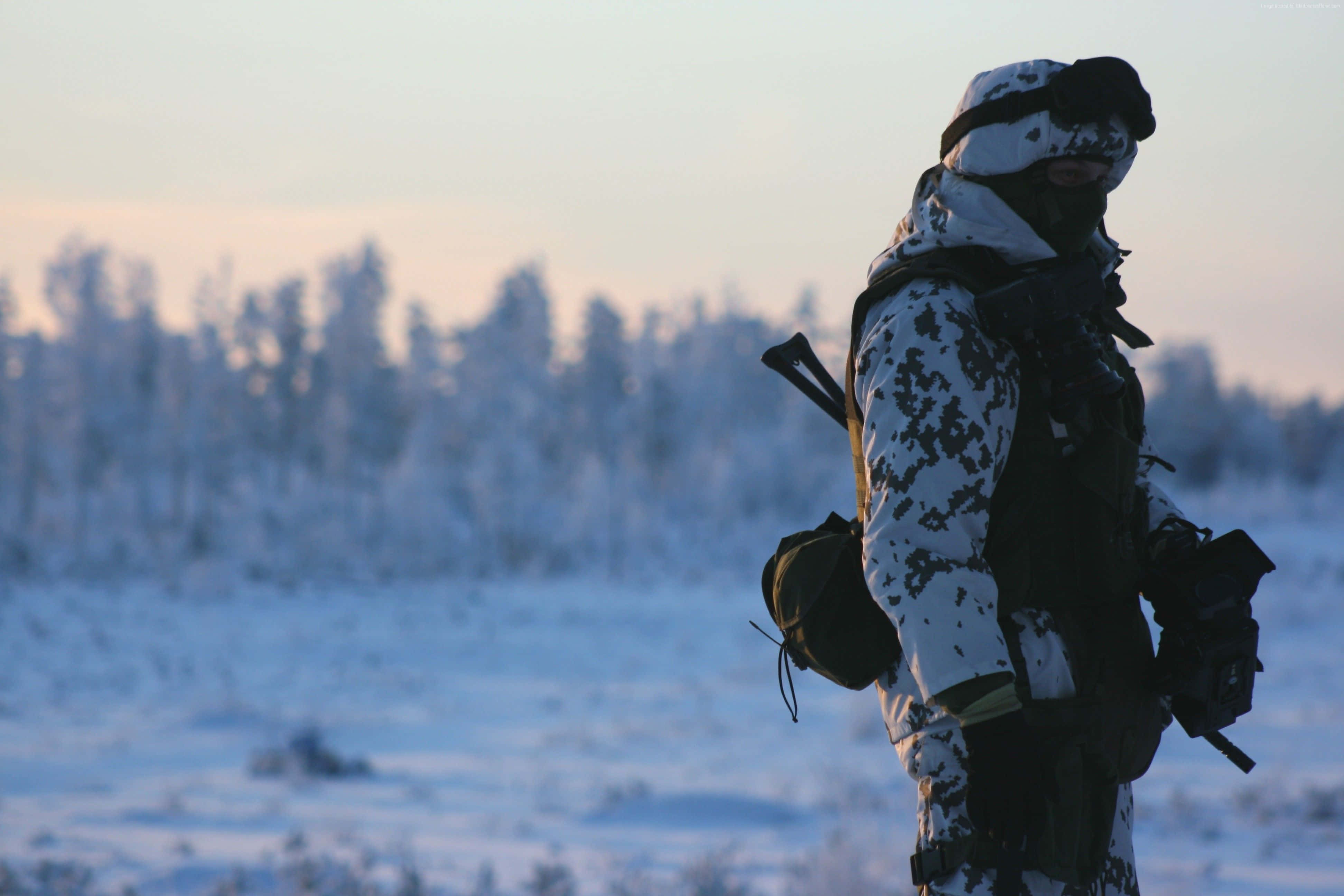 Russia 桌布 壁紙 — 一名身穿冬季迷彩服的士兵獨自站在黎明時分積雪的田野中，背景是結霜的樹木。